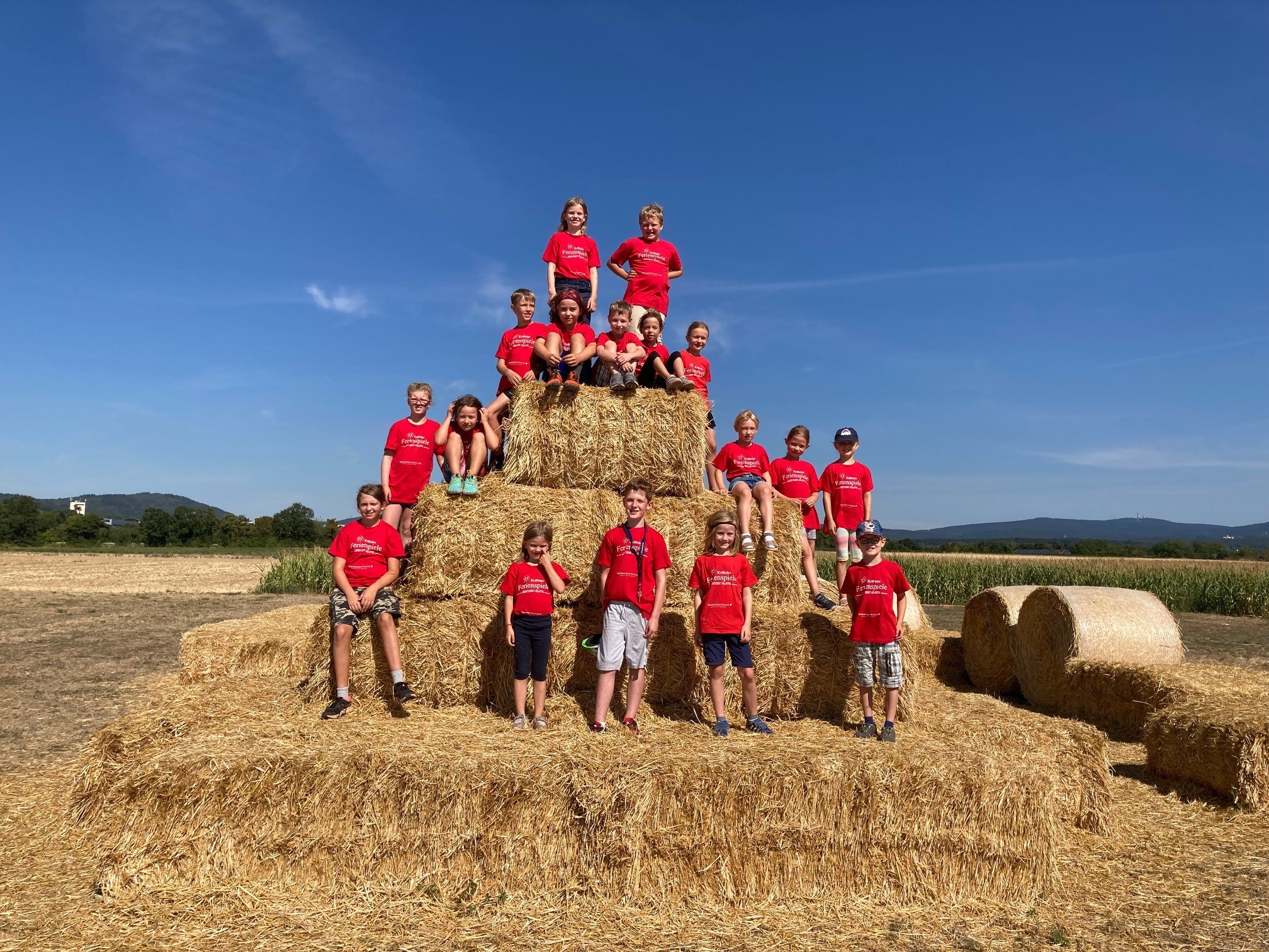 Ferienspielkinder auf Heuballen.