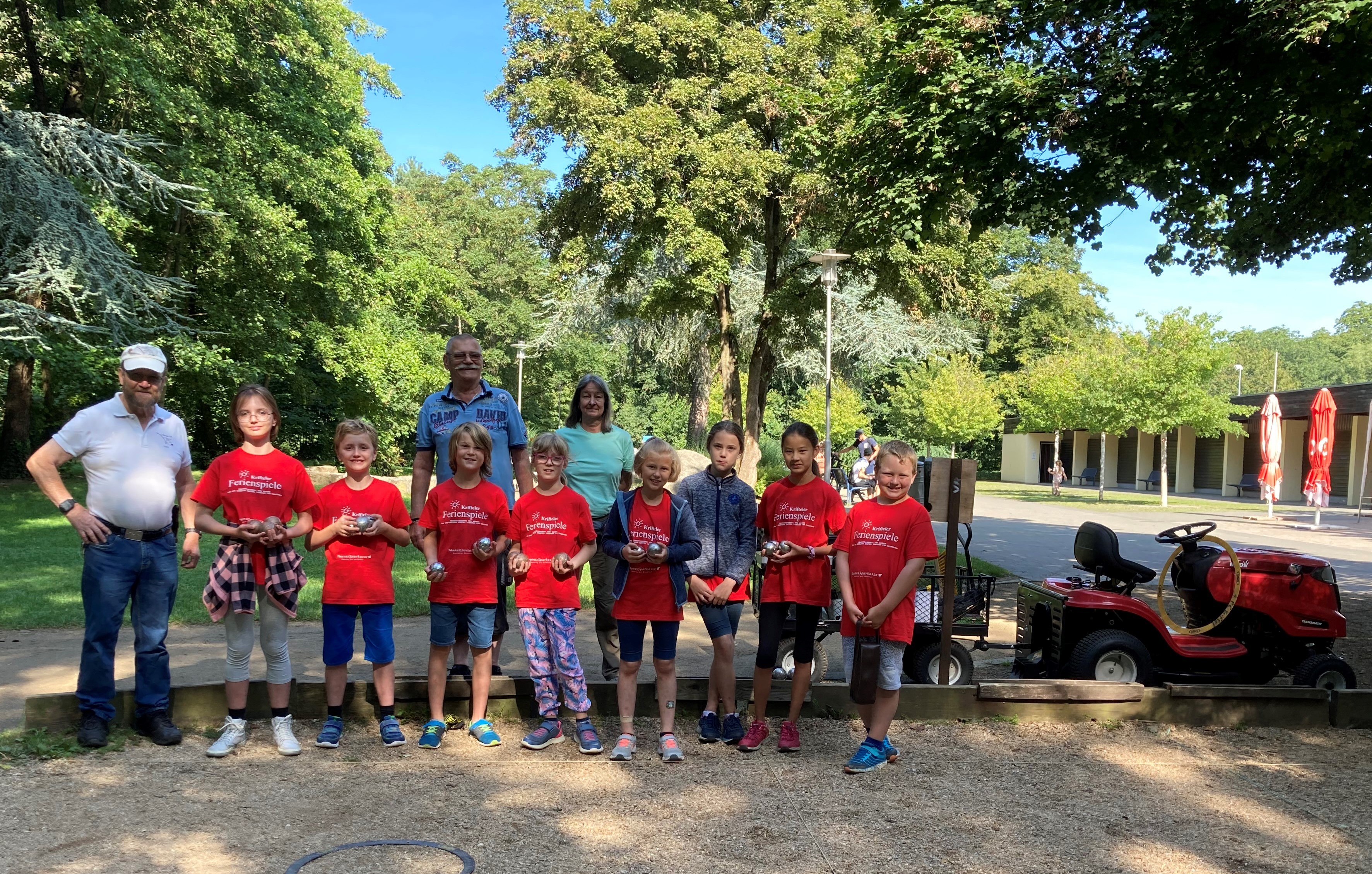 Die Ferienspielkinder mit Betreuer auf der Boulebahn im Freizeitpark.