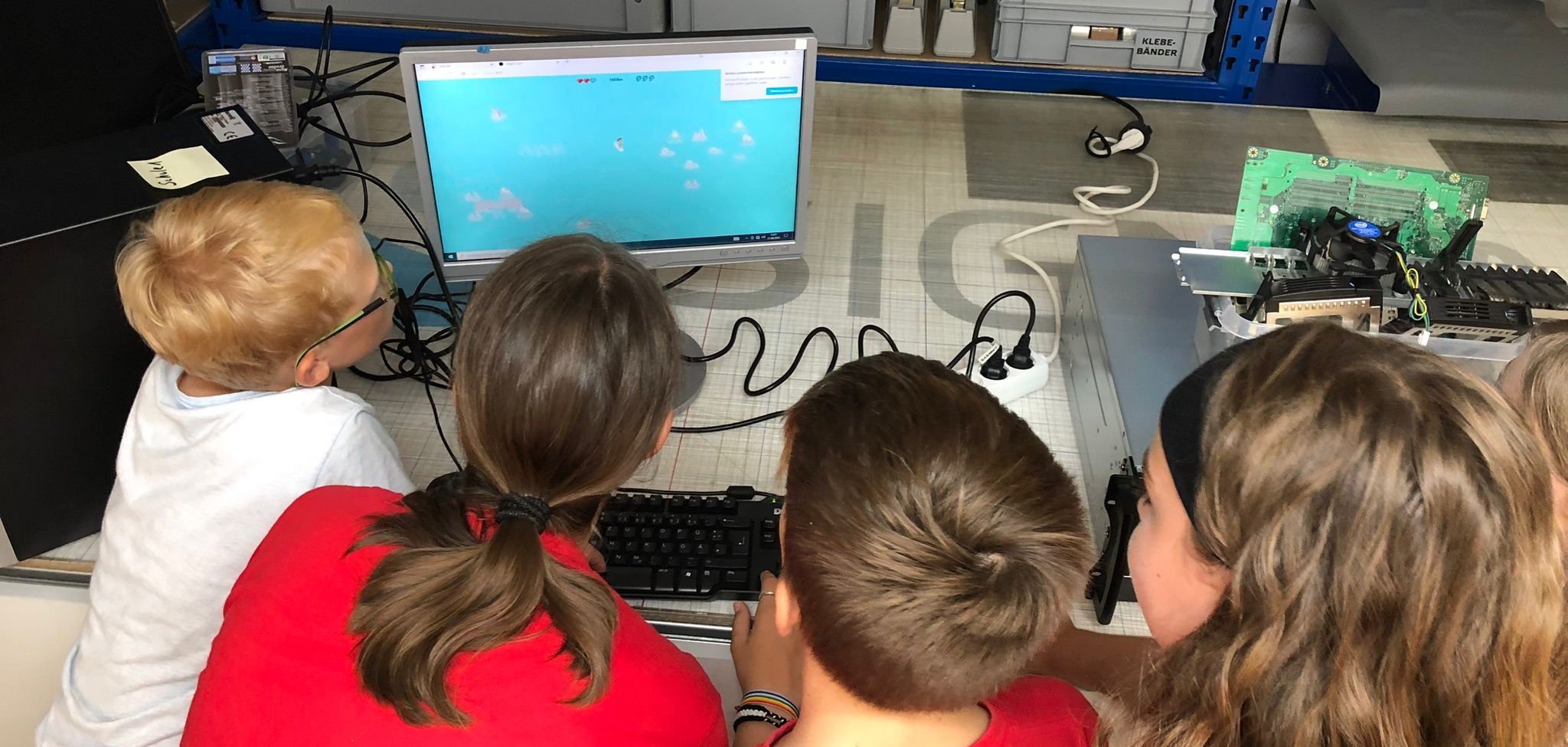 Kinder vor einem Computerbildschirm.