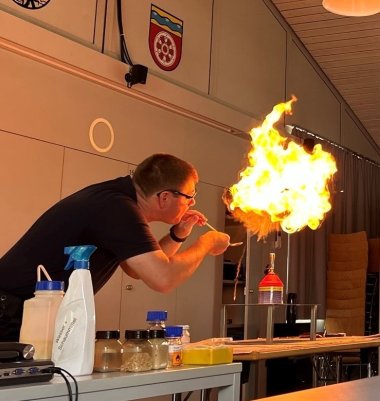 Patrick Kilian entfacht ein Feuer.