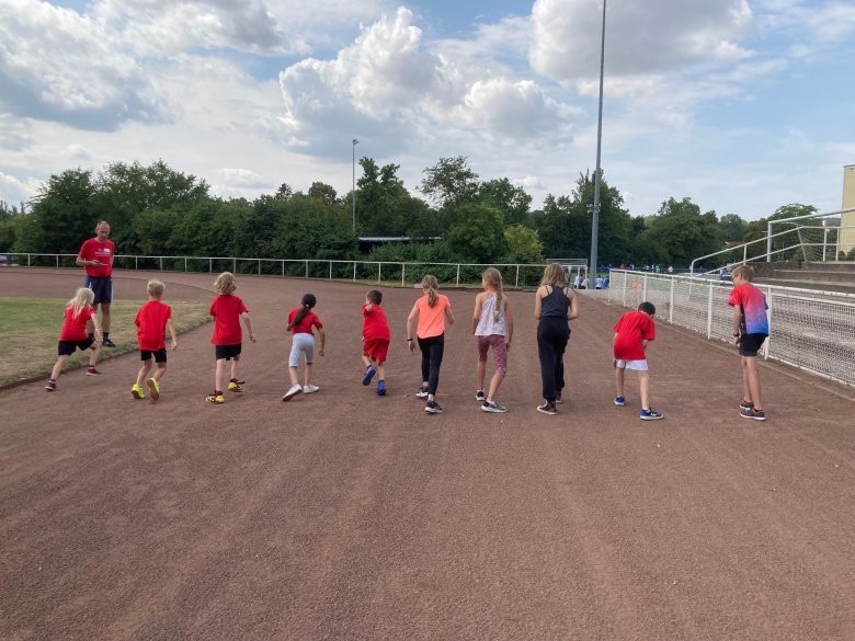Kinder starten den Sprint.