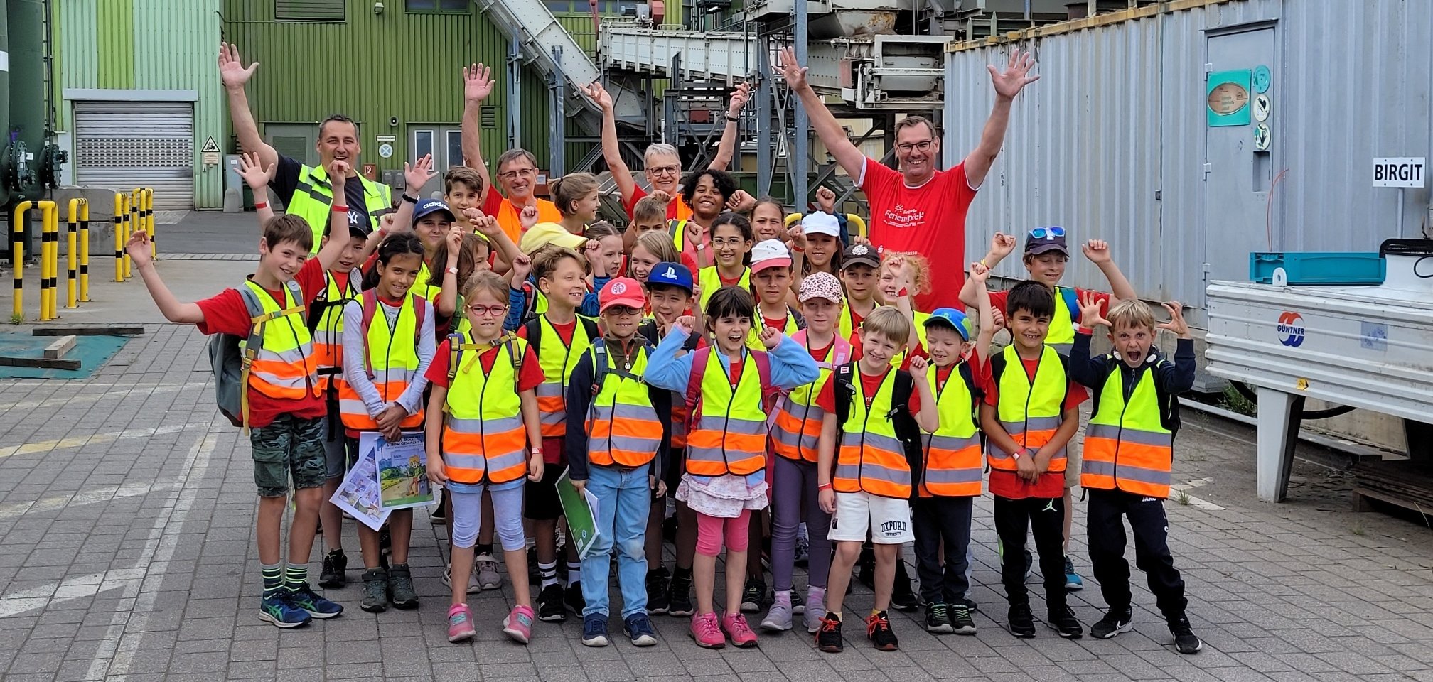 Der Bürgermeister mit Ferienspielkindern in der Deponie Wicker.