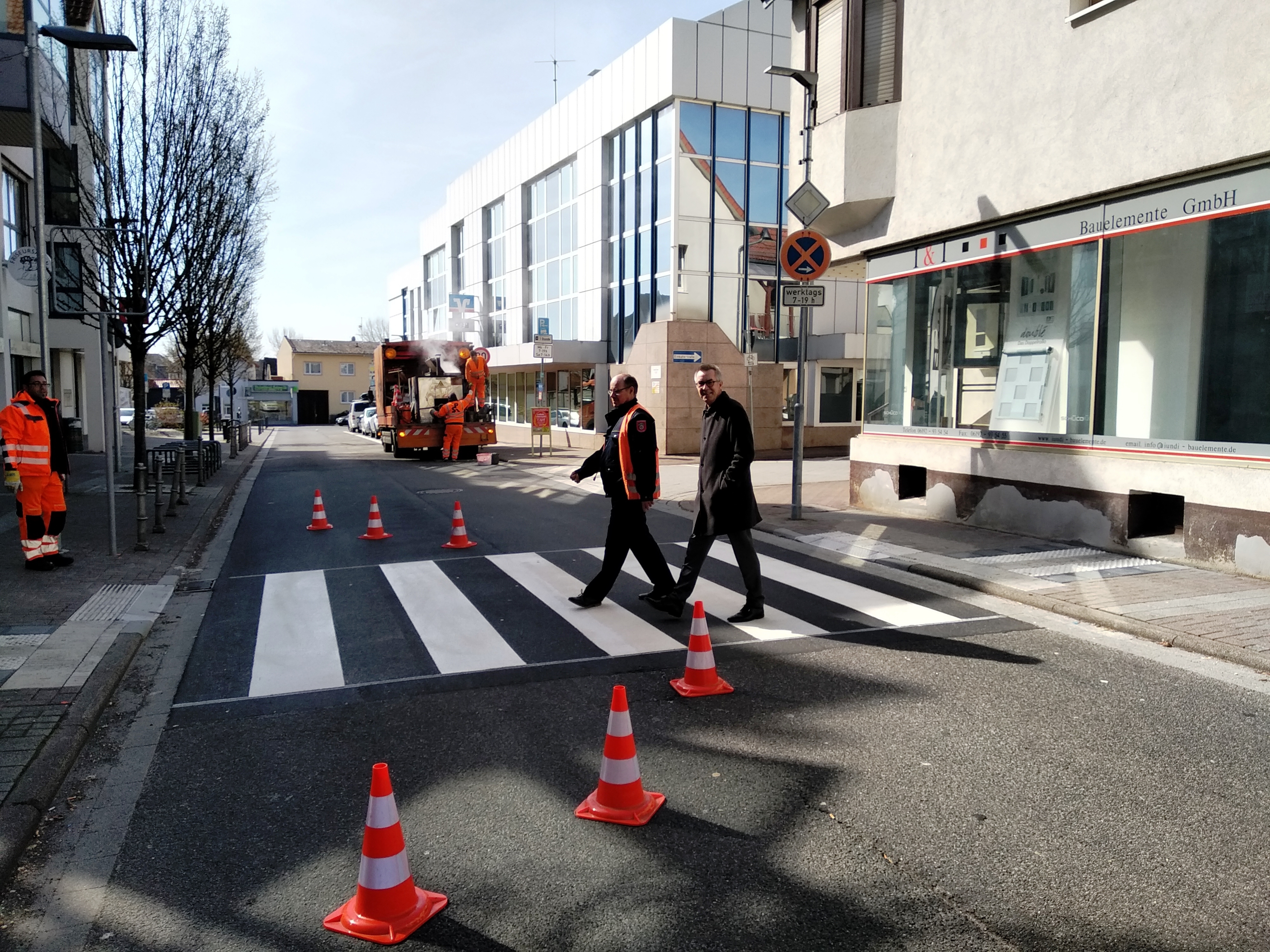 Der Erste Beigeordnete Franz Jirasek geht über den neuen Zebrastreifen an der Galeriepassage.