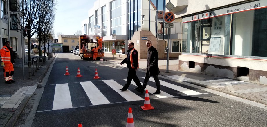 Der Erste Beigeordnete Franz Jirasek geht über den neuen Zebrastreifen an der Galeriepassage.