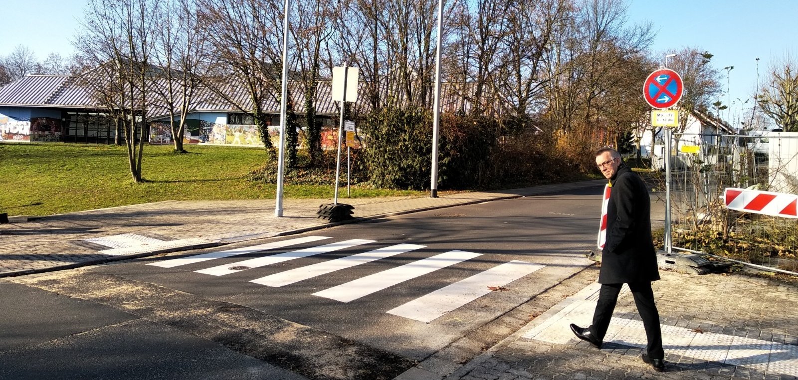 Franz JIrasek auf dem Weg über den neuen Zebrastreifen.