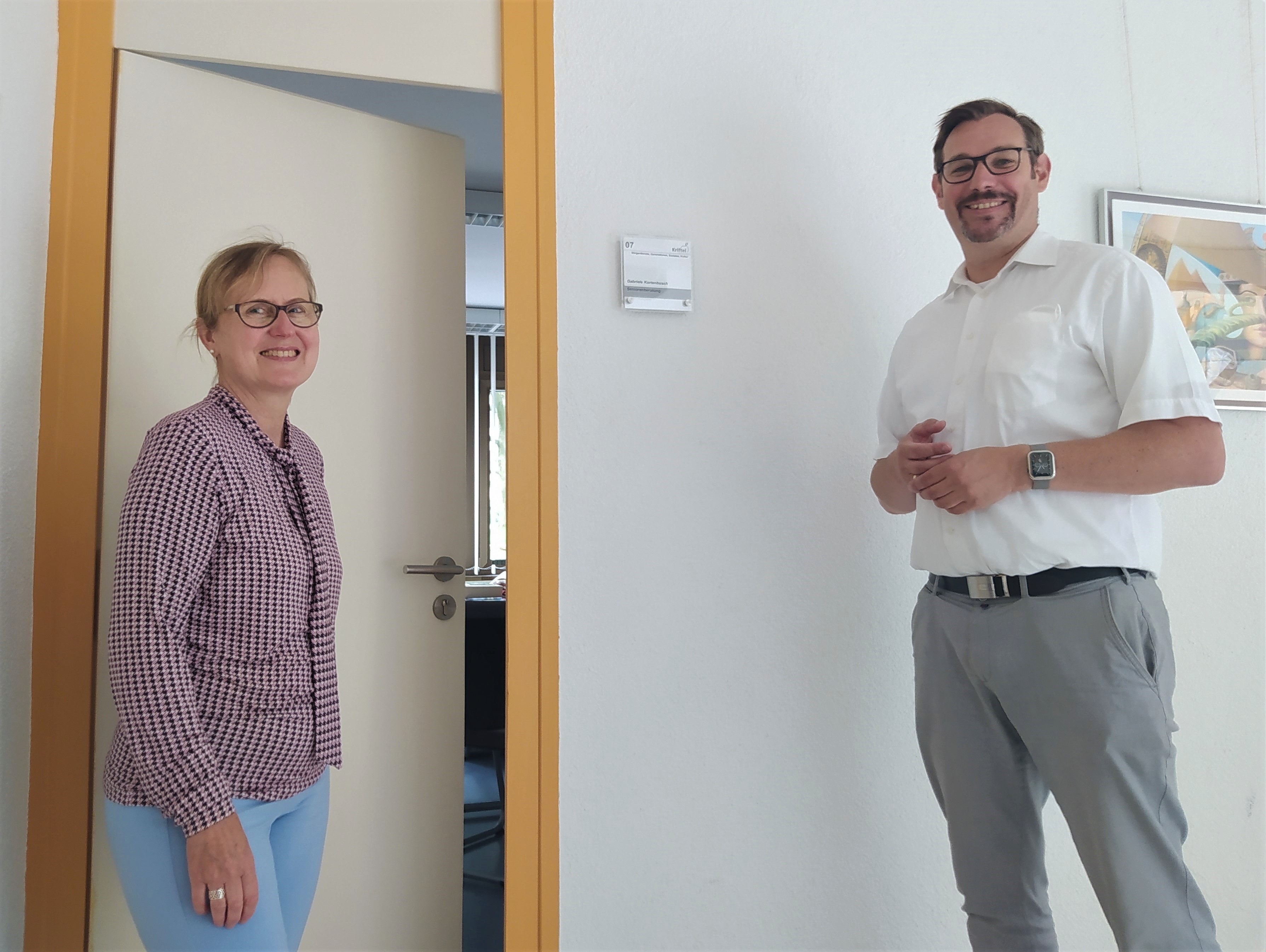 Gabi Kortenbusch mit Bürgermeister Seitz vor ihrem Büro.
