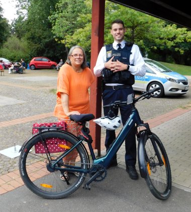 Schutzmann mit Fahrradfahrerin.