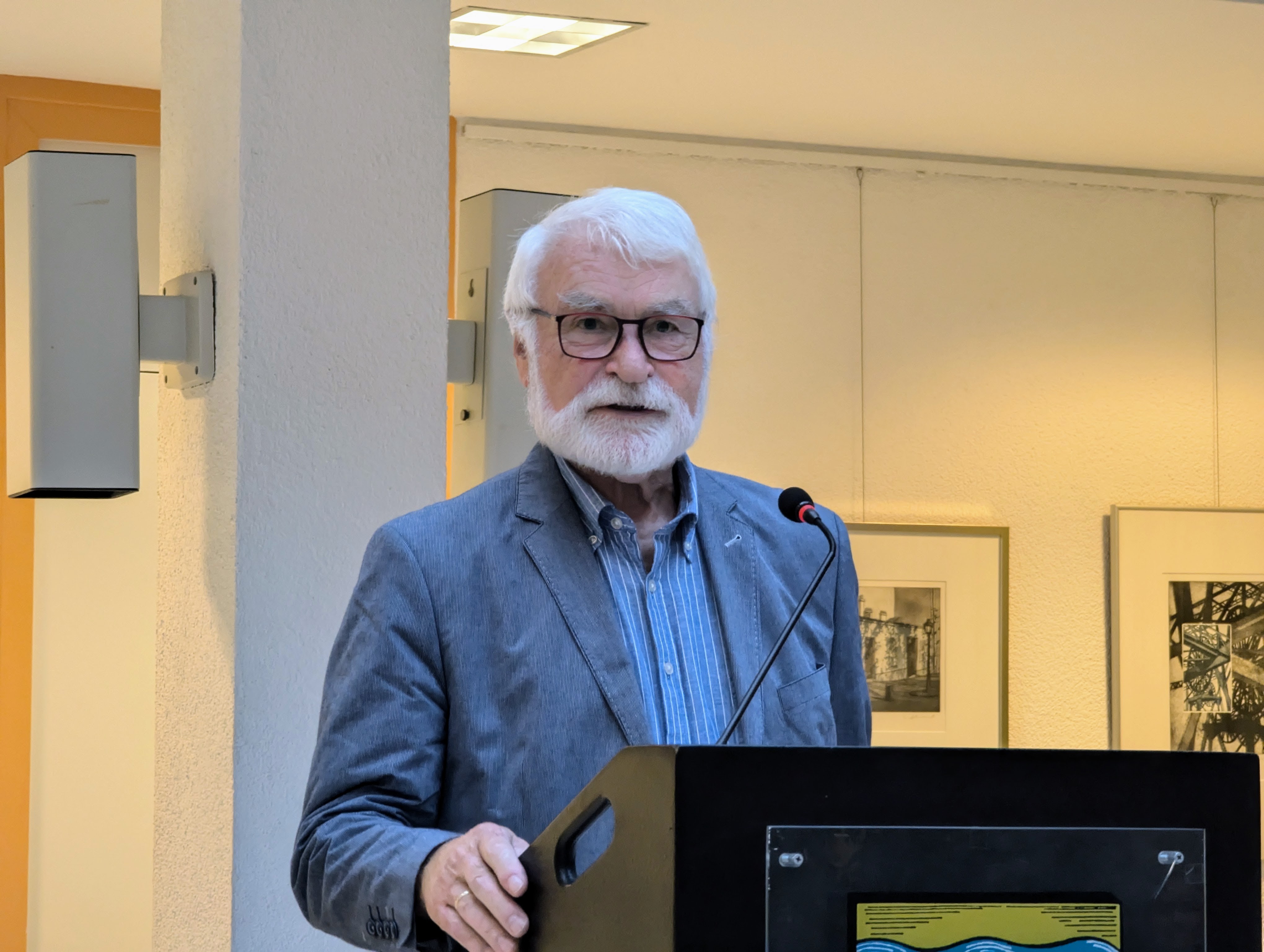 Der Künstler am Rednerpult.