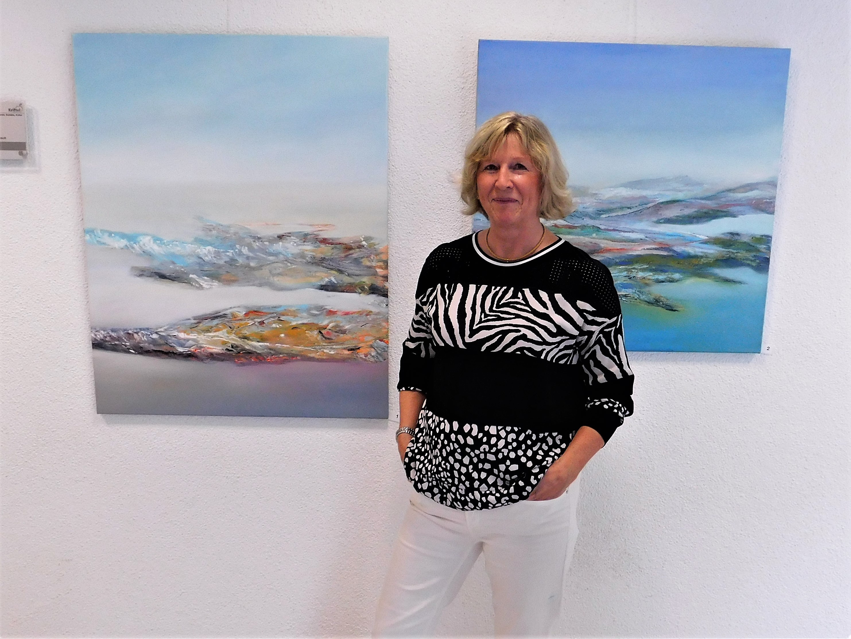 Die Künstlerin vor ihren Lieblingsbildern.