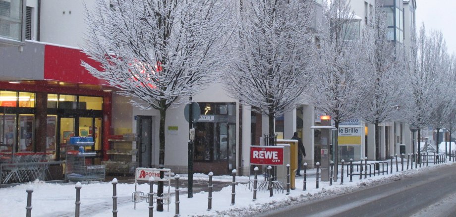 Der Rewe-Markt im Schnee.