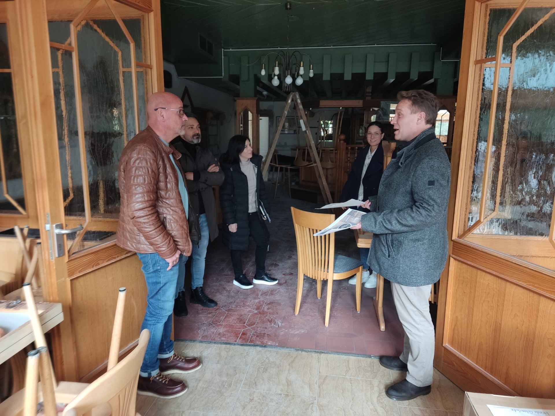 Martin Mohr mit Pächtern im Gastraum.