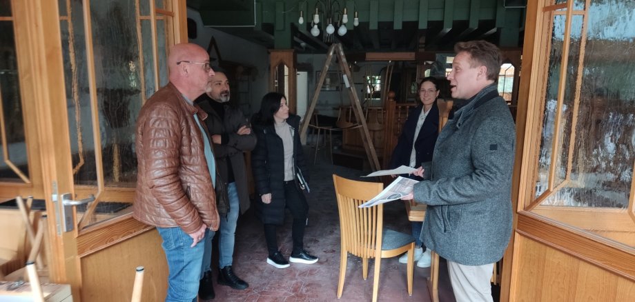 Martin Mohr mit Pächtern im Gastraum.