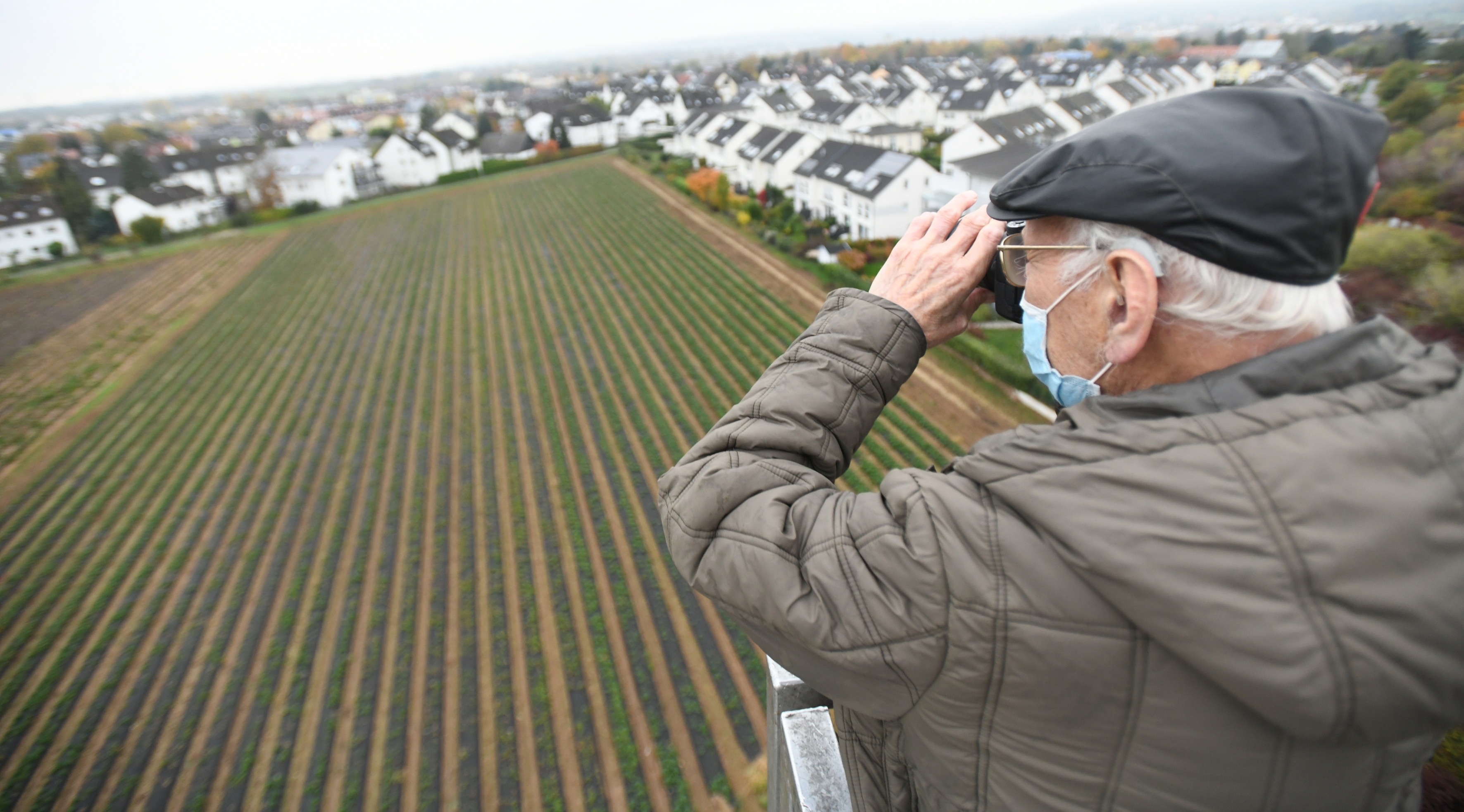 Gerhard Jaeger im Hubsteiger fotografiert das ehemalige, bebaute Ziegeleigelände von oben.
