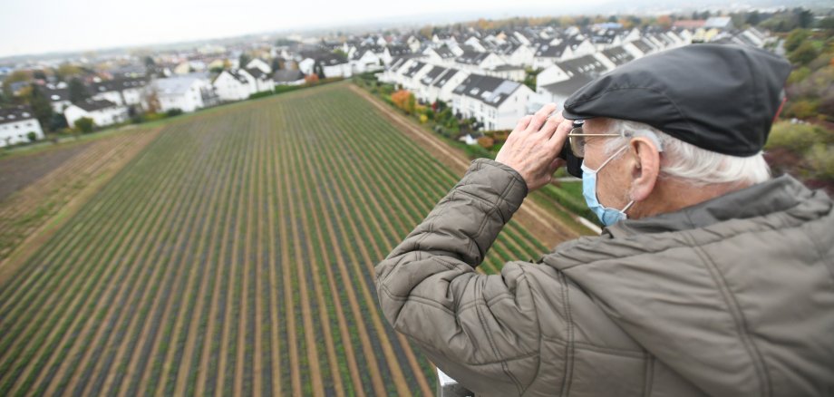 Gerhard Jaeger im Hubsteiger fotografiert das ehemalige, bebaute Ziegeleigelände von oben.