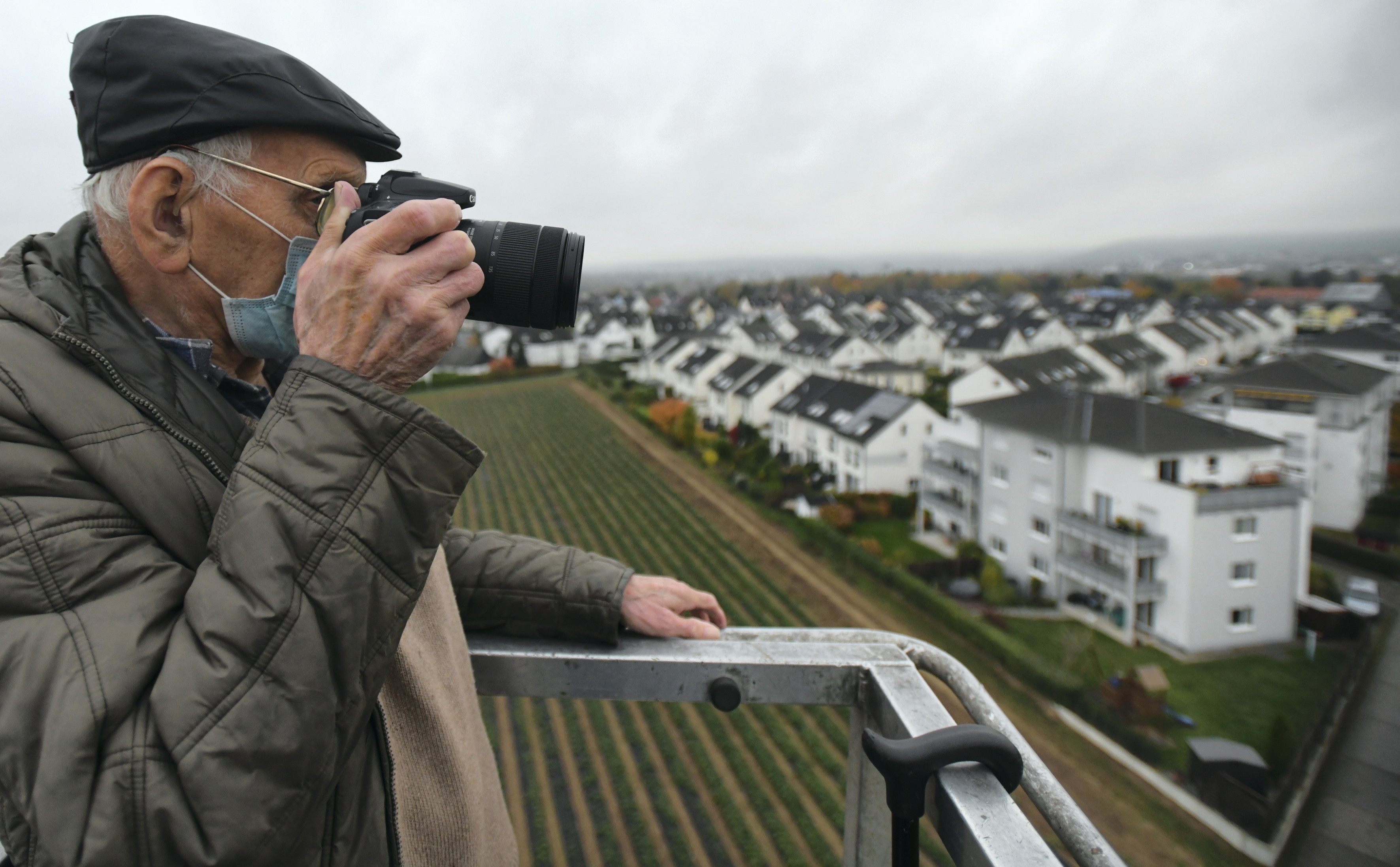 Gerhard Jaeger auf dem Hubsteiger mit Kamera.