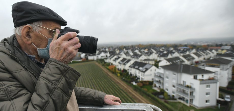 Gerhard Jaeger auf dem Hubsteiger mit Kamera.
