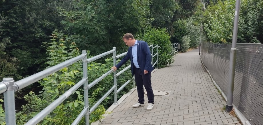 Das GEländer am Hattersheimer Weg wurde sicherer gemacht.