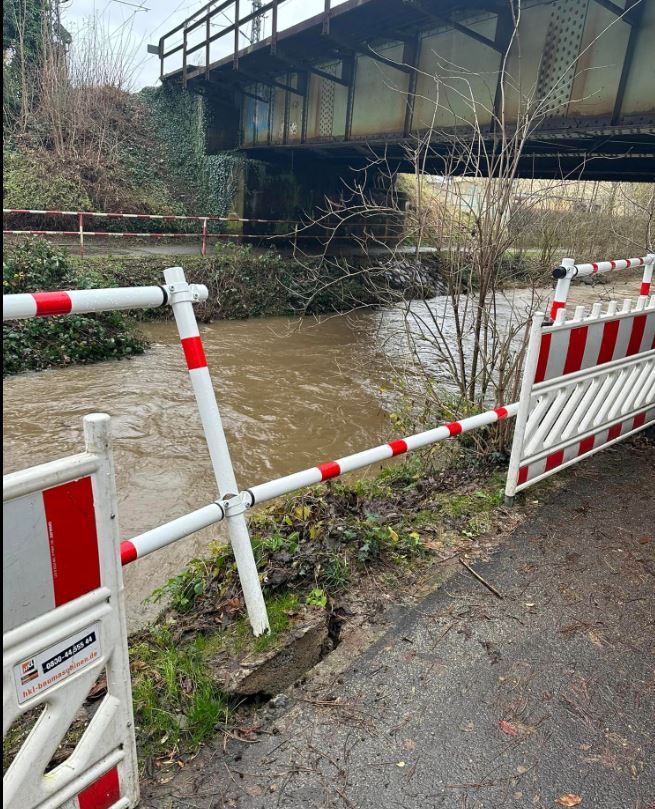 Der Zaun ist in Richtung Schwarzbach umgekippt.