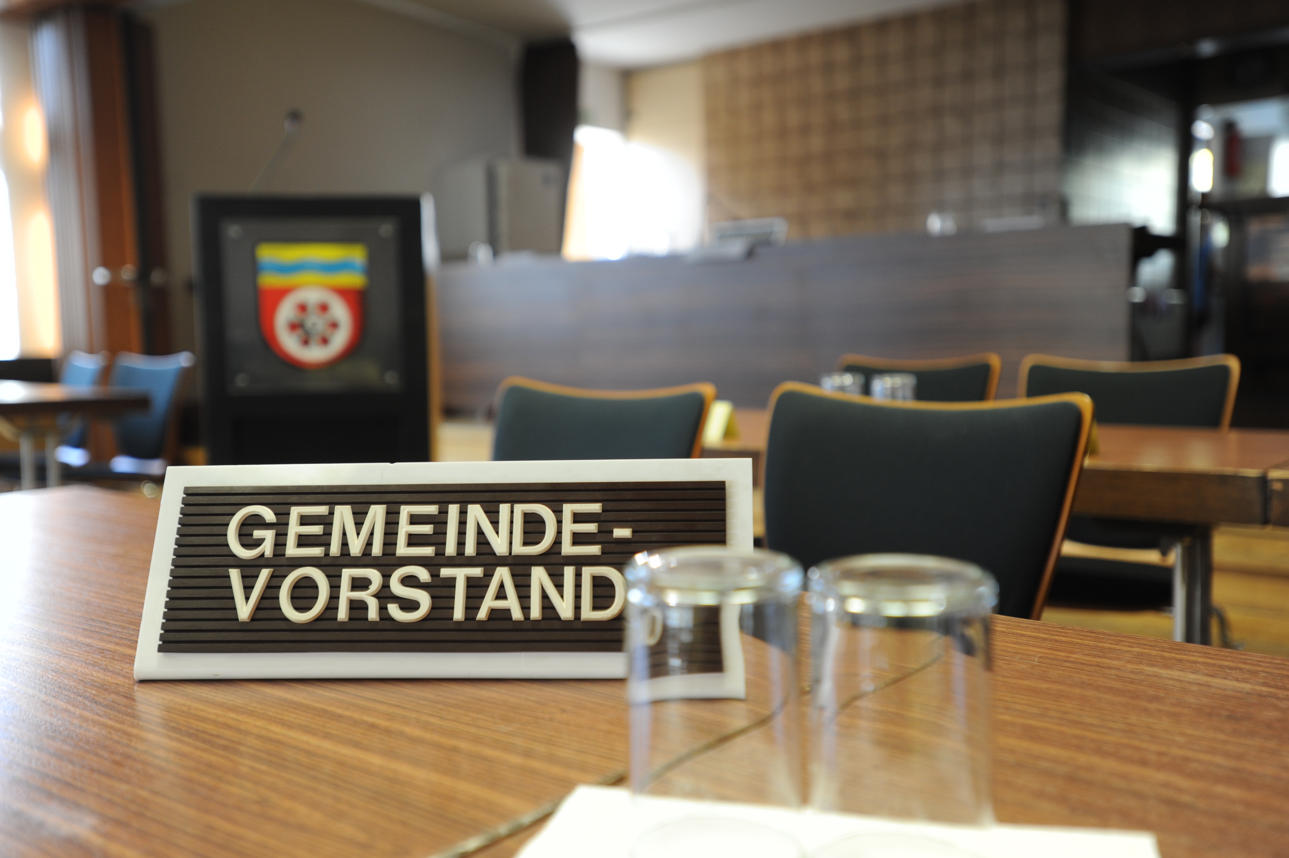 Ein leerer Sitzungsaal.