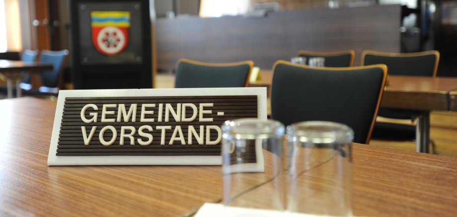 Ein leerer Sitzungsaal.