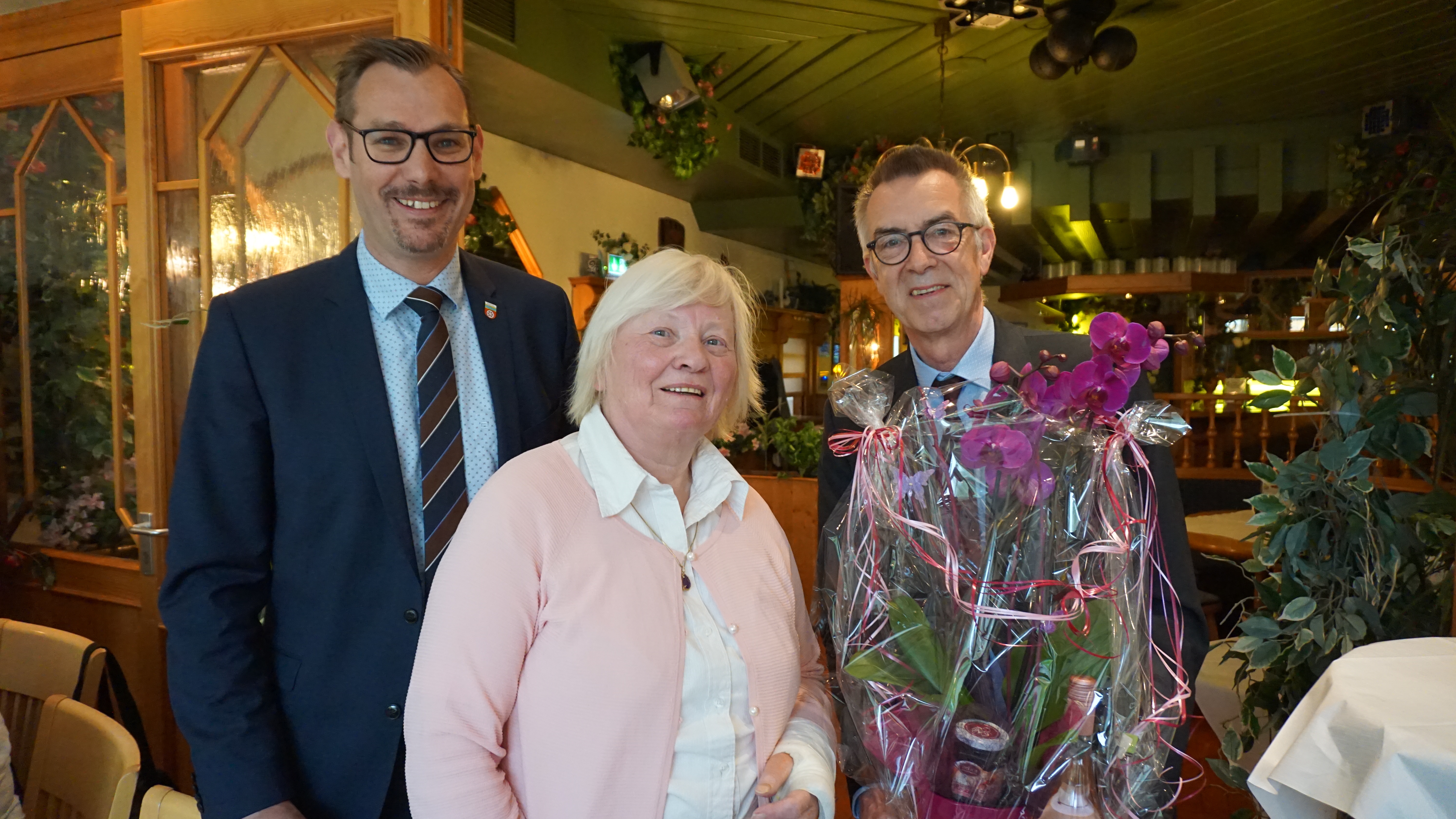 Gerlöionde Sittig mit Bürgermeister Seitz und Franz Jirasek am Tag des Geburtstages.