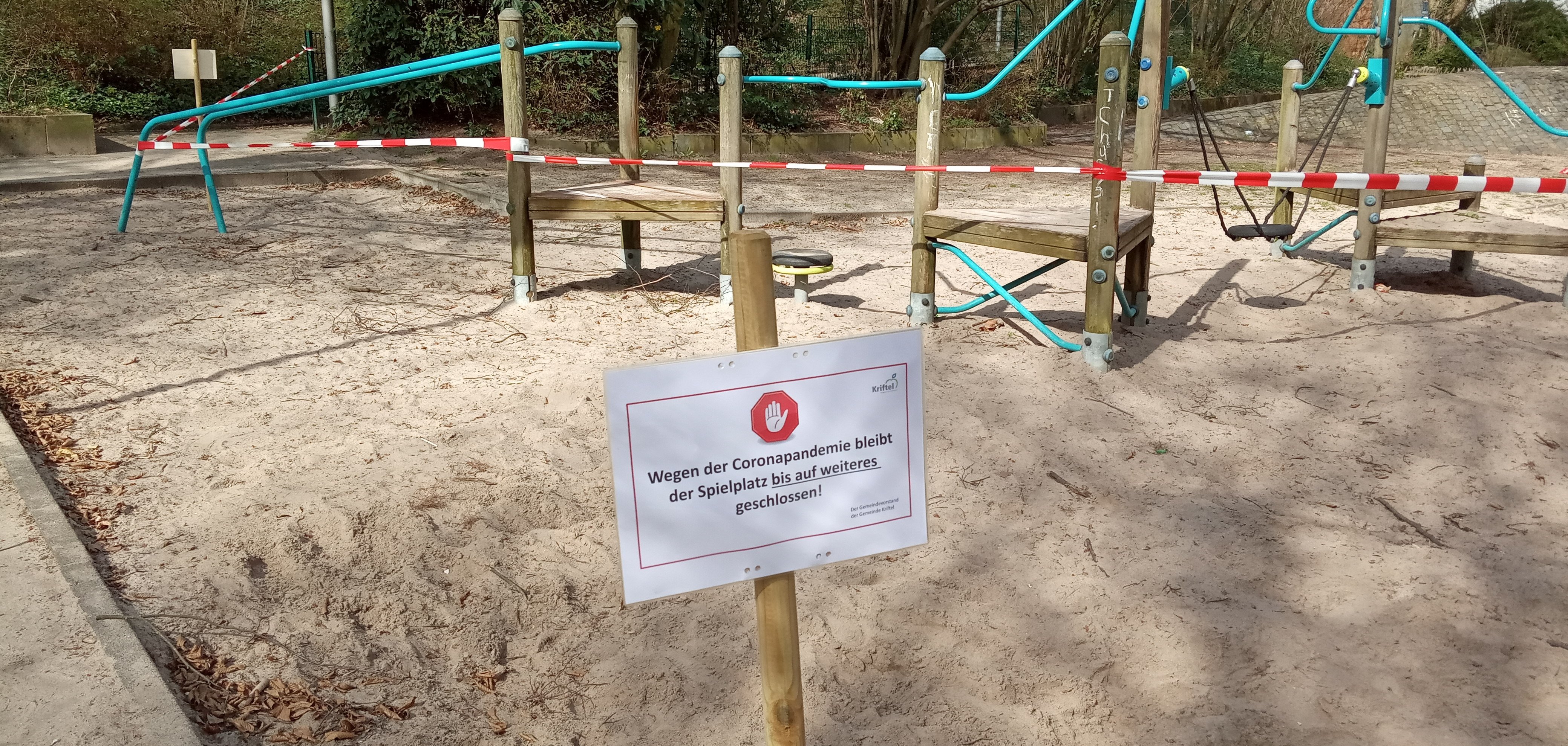 Mit Flatterband abgesperrte Spielgeräte.