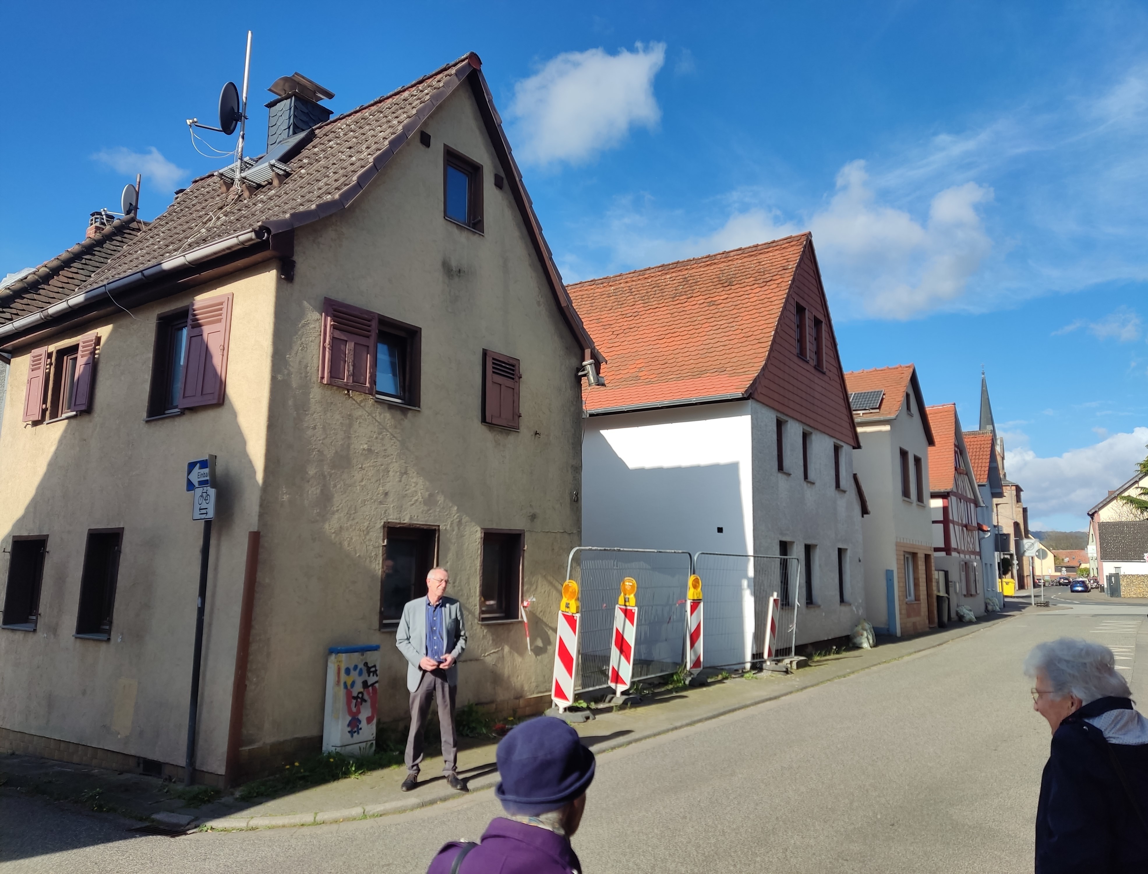 Jirasek vor dem Haus im Gespräch mit Anwohnerinnen.