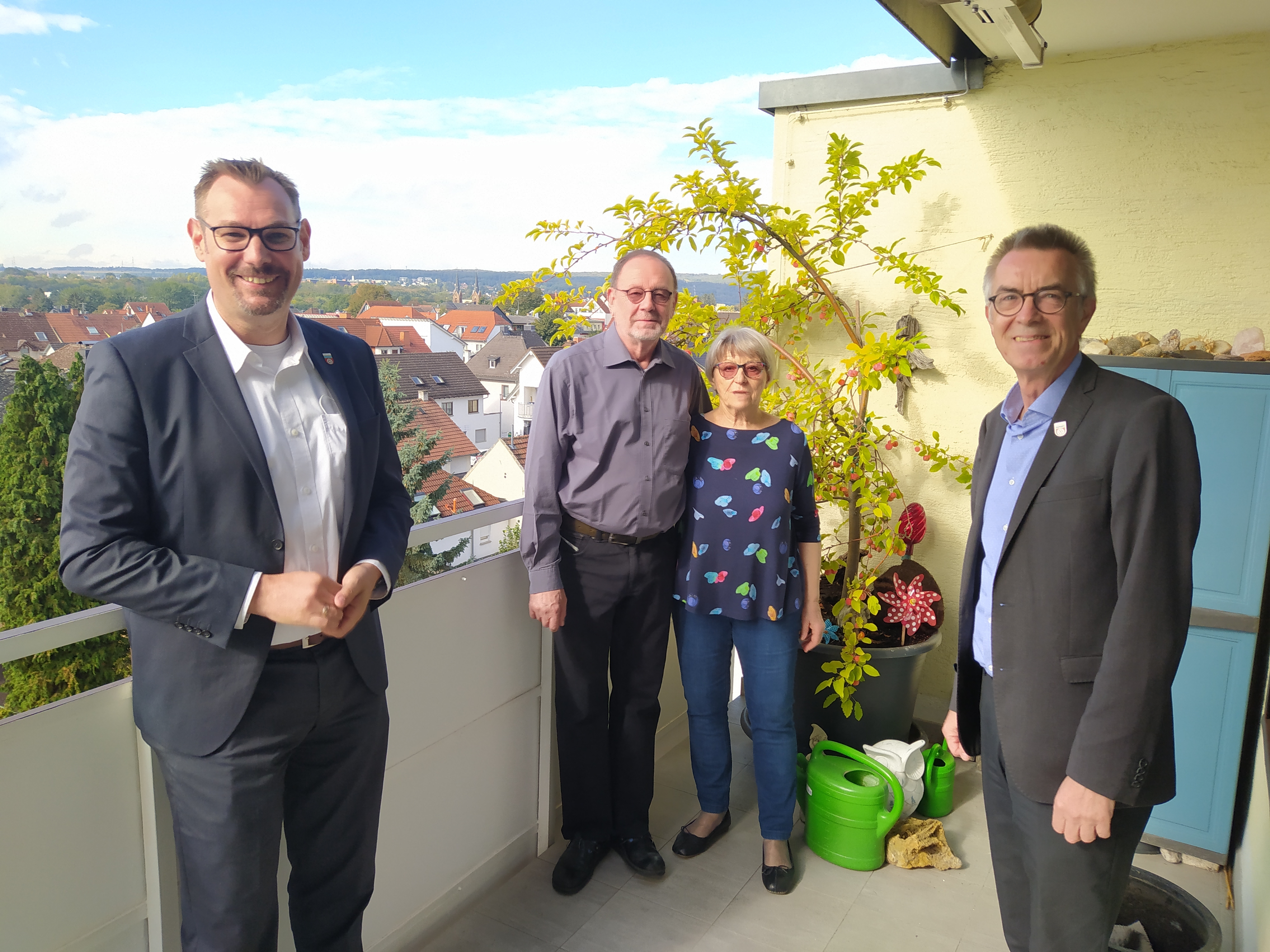 Ehepaar Barth auf ihrem Balkon, rechts und links mit Abstand Bürgermeister Seitz und Erster Beigeordneter Jirasek.
