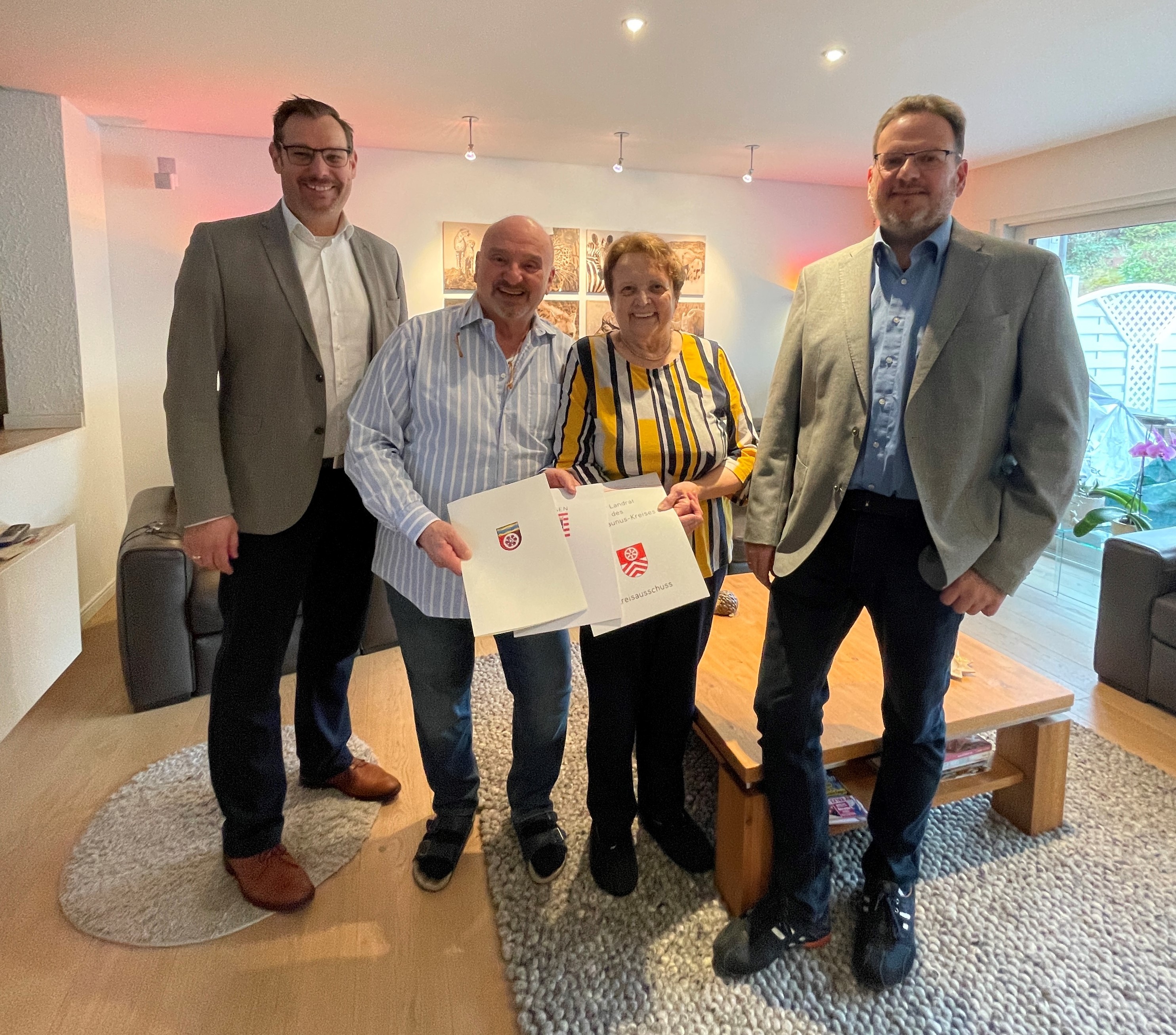 Göldners im Wohnzimmer mit Seitz und Feist.