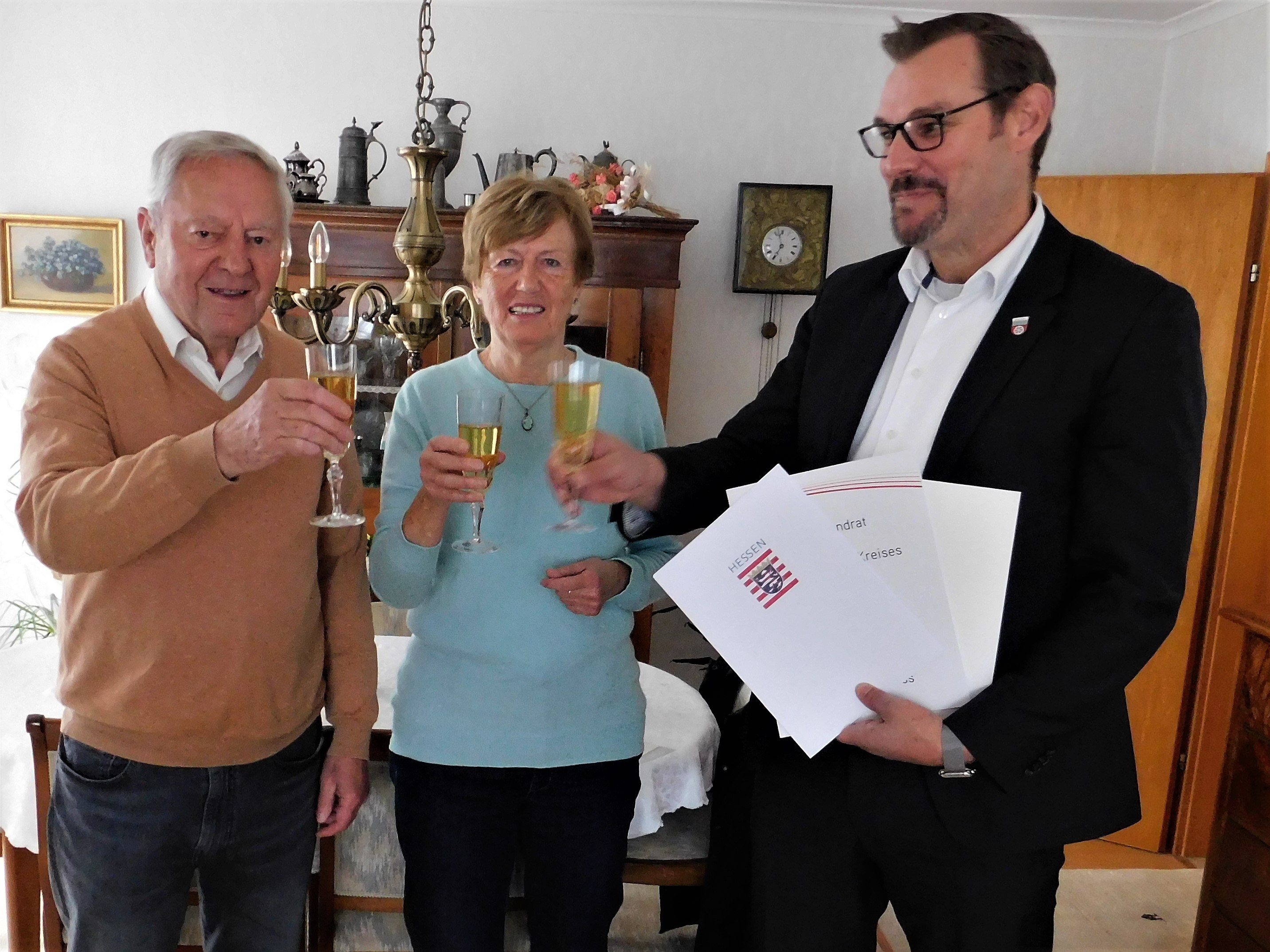 Seitz stößt mit dem Ehepaar Krementz an.