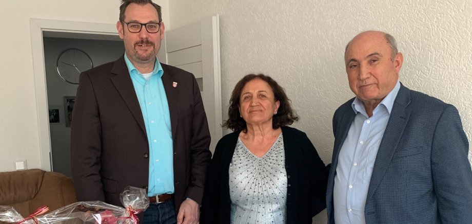 Bürgermeister Seitz bei Ehepaar Özer.