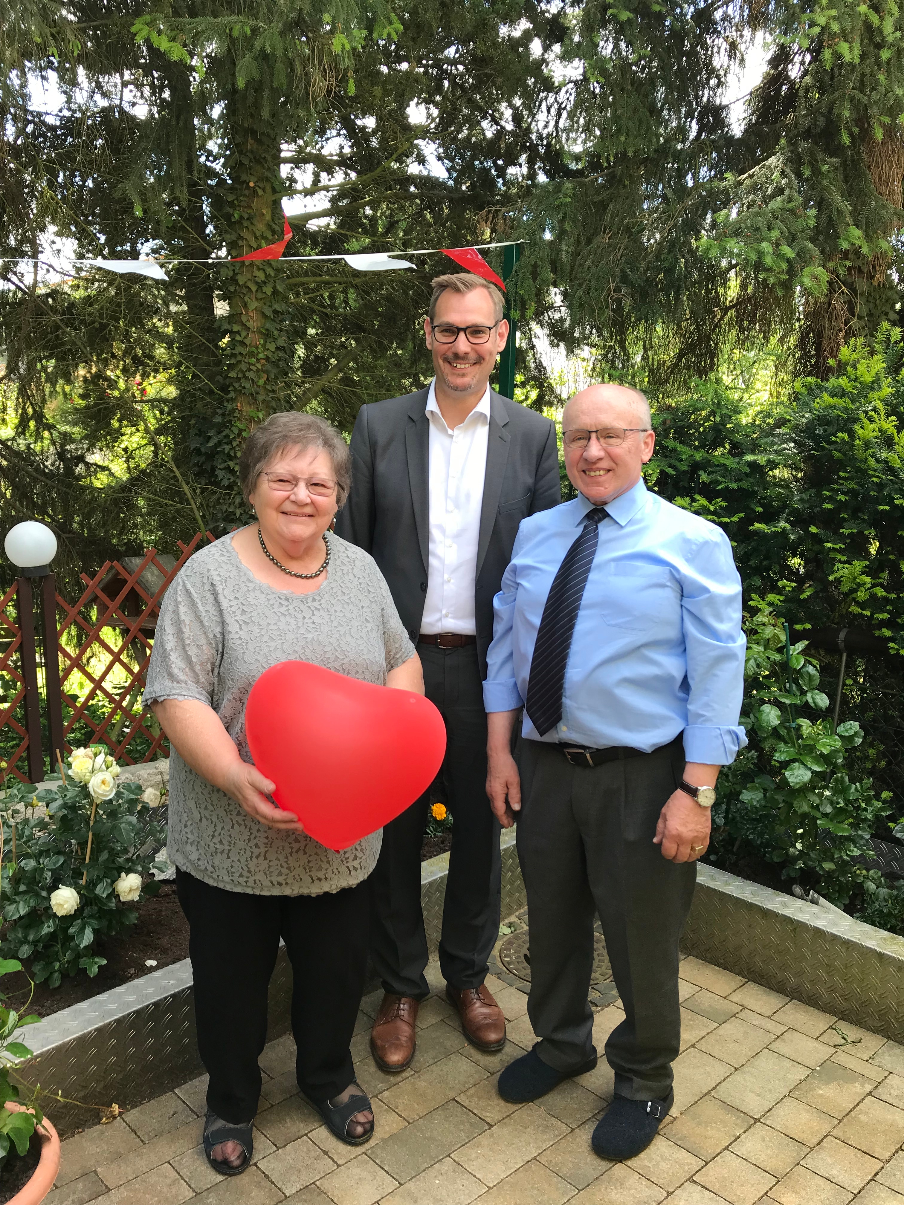 Bürgermeister Christian Seitz mit dem Ehepaar Pabst.