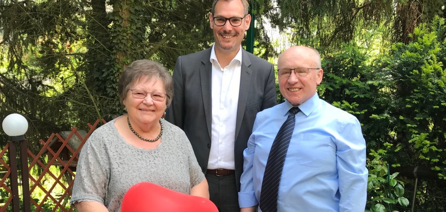 Bürgermeister Christian Seitz mit dem Ehepaar Pabst.