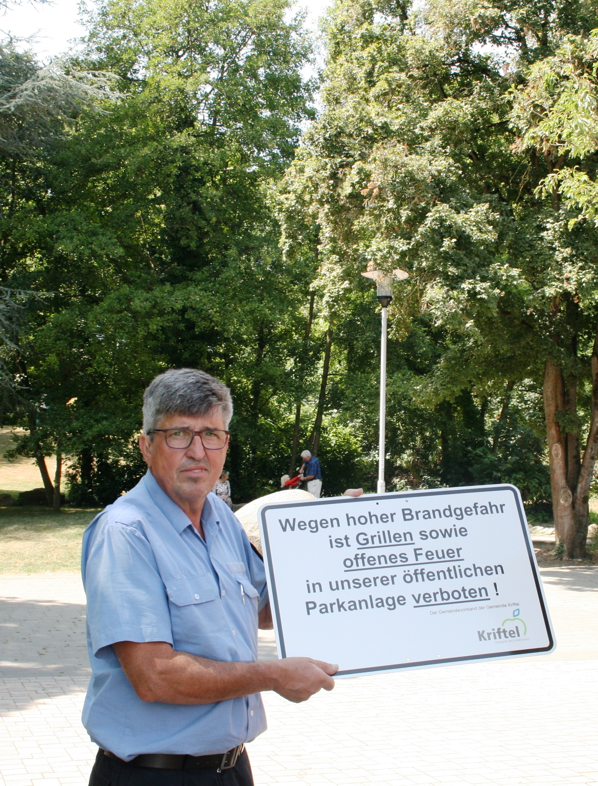 Hilfspolizist Ewald Koster mit dem neuen Schild im Freizeitpark.