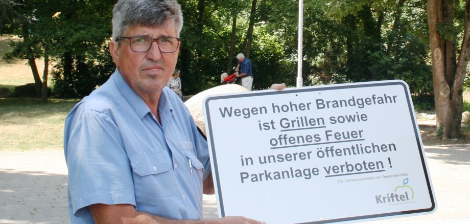 Hilfspolizist Ewald Koster mit dem neuen Schild im Freizeitpark.