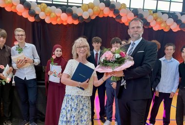 Nicola van de Loo mit Blumenstrauß.