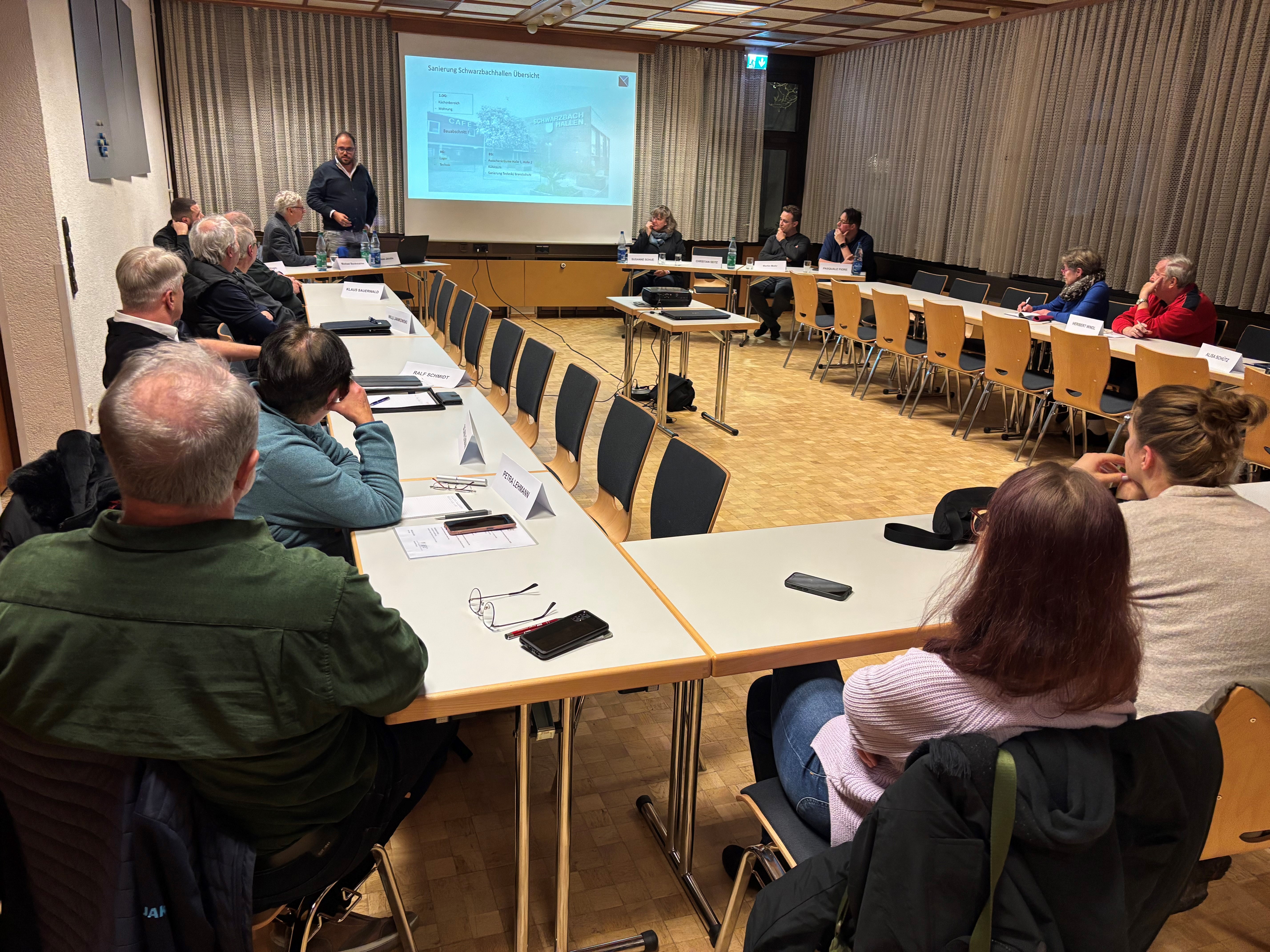 Menschen im Sitzungssaal.