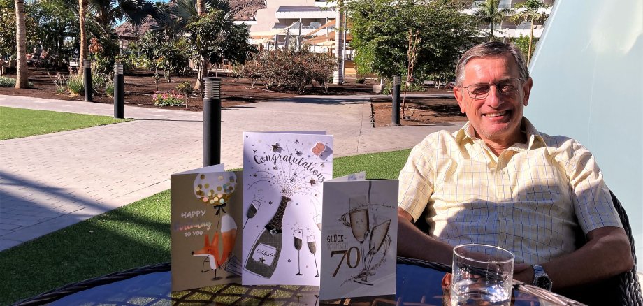 Hans-Joachim von Kiel auf Gran Canaria mit Glückwunsch-Schreiben.