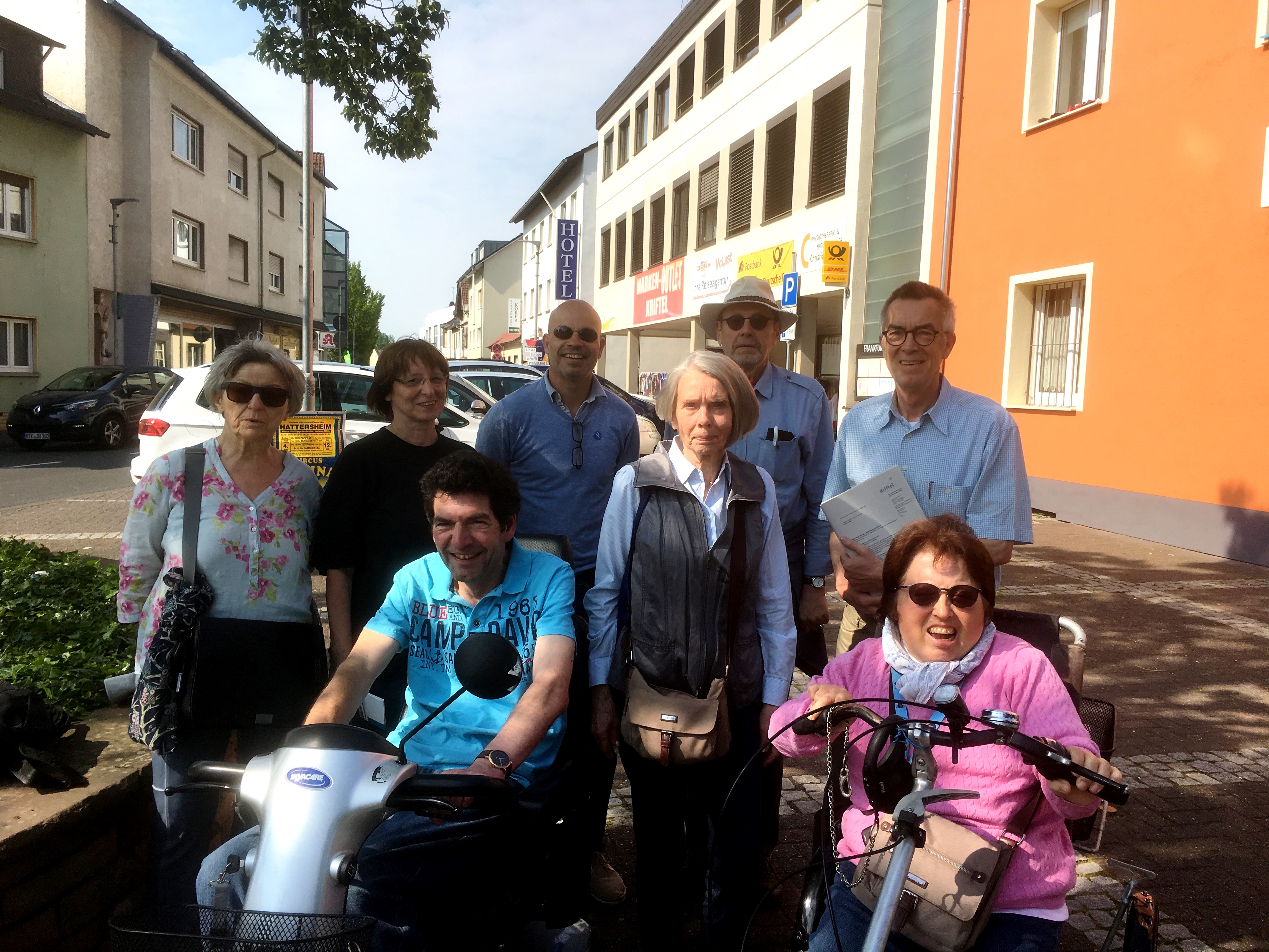 Mitglieder des Bündnisses Barrierefreies Kriftel auf dem Lindenplatz.
