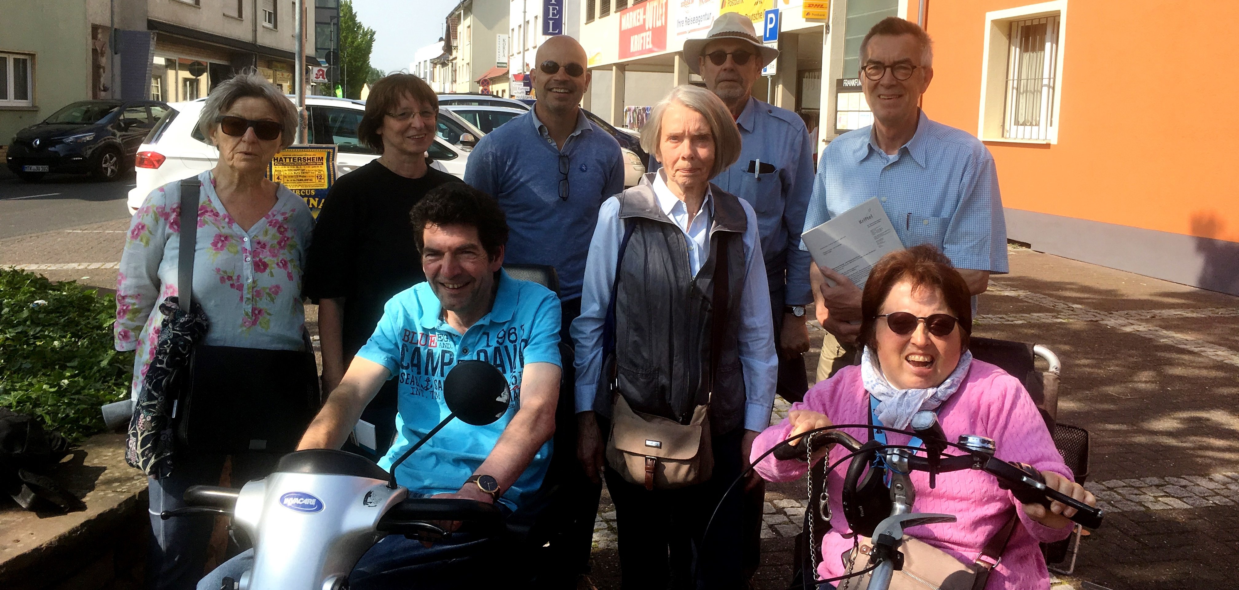 Die TEilnehmer am Heckenspaziergang 2019 auf dem Lindenplatz.