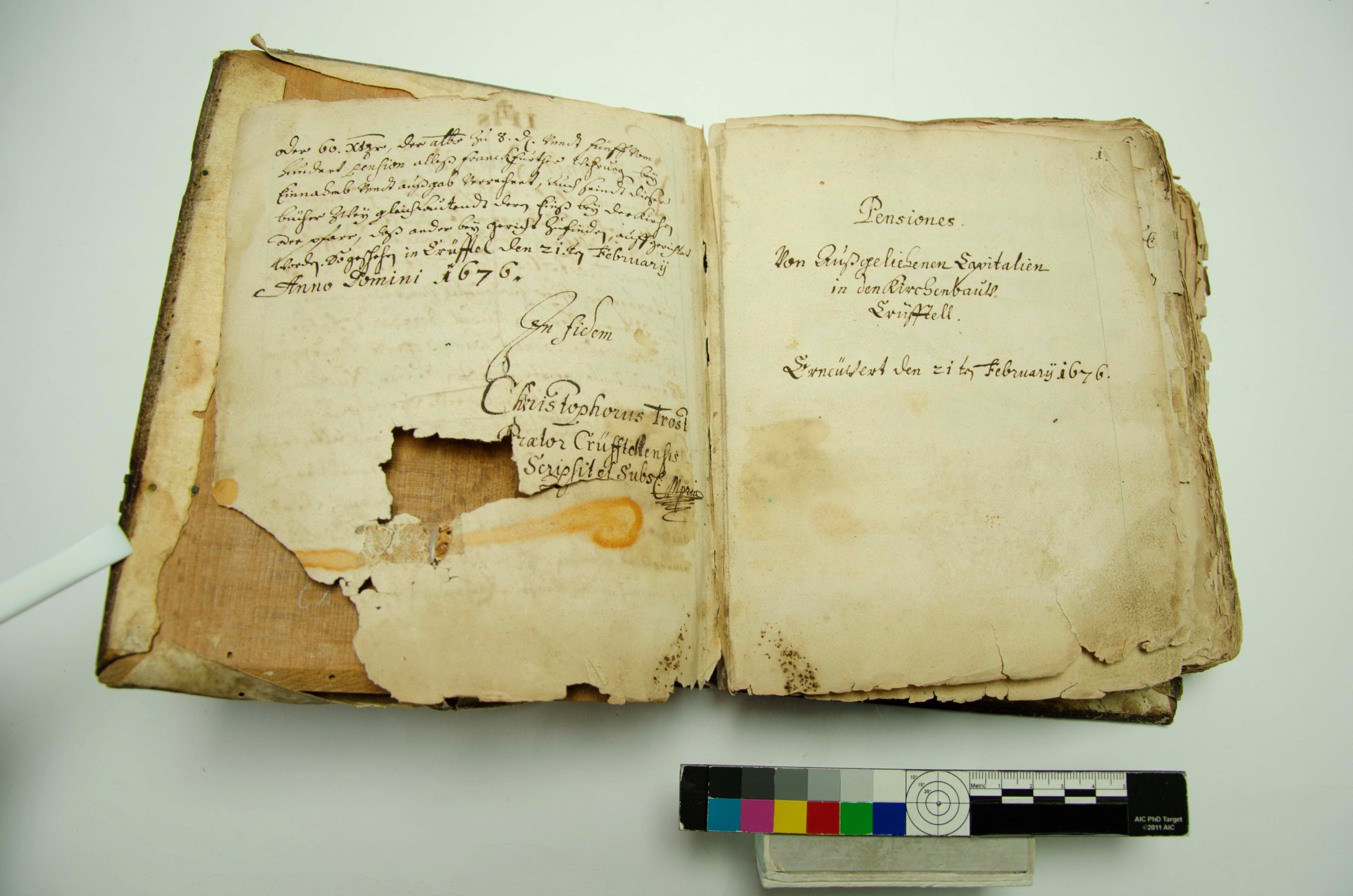 Das historische Buch vor der Restaurierung.