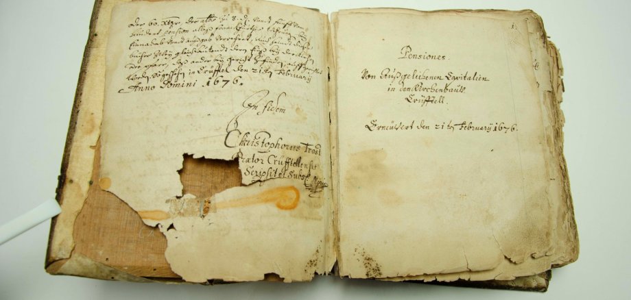 Das historische Buch vor der Restaurierung.