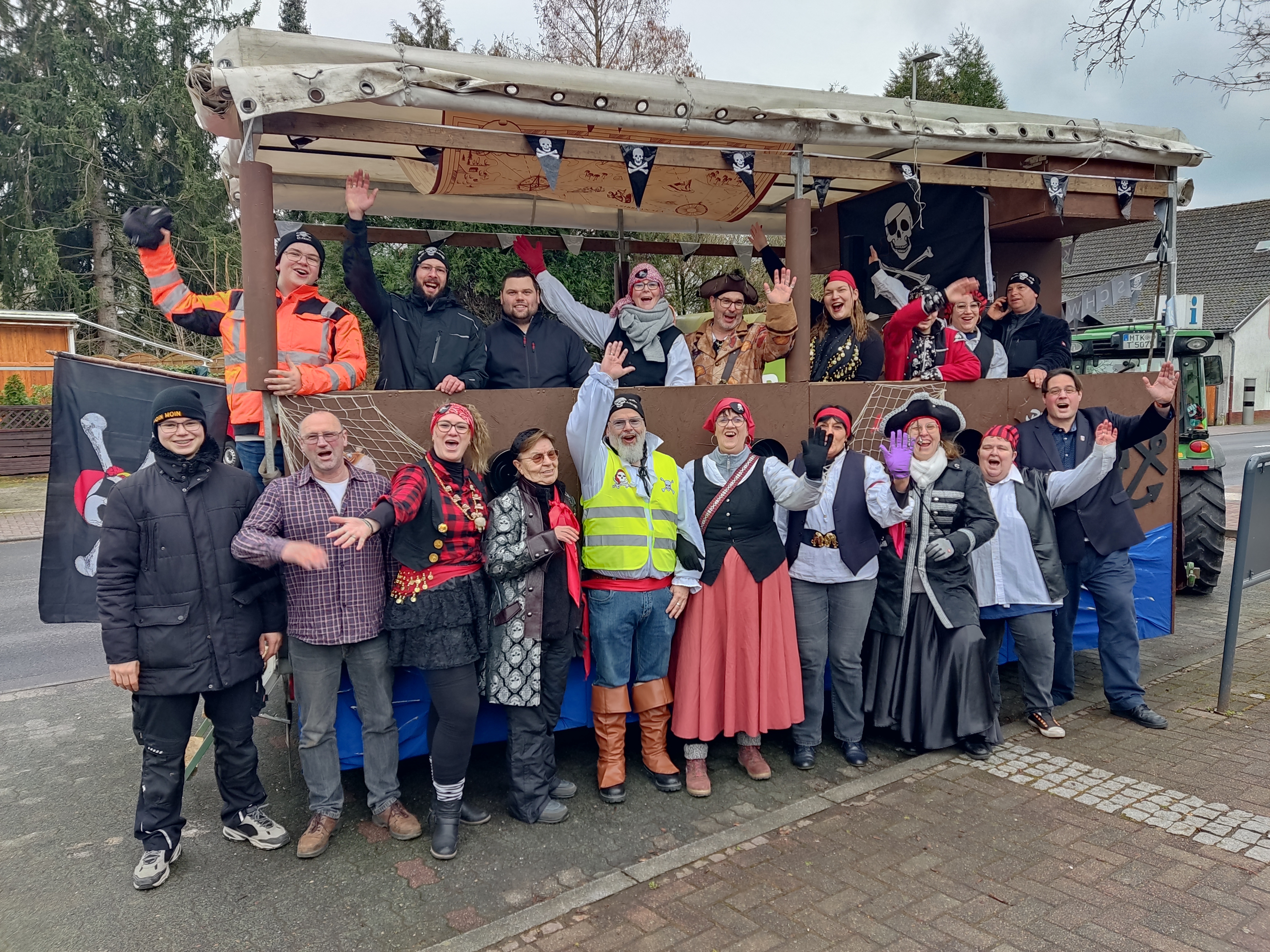 Der Umzugswagen mit Besatzung vor dem Rathaus.