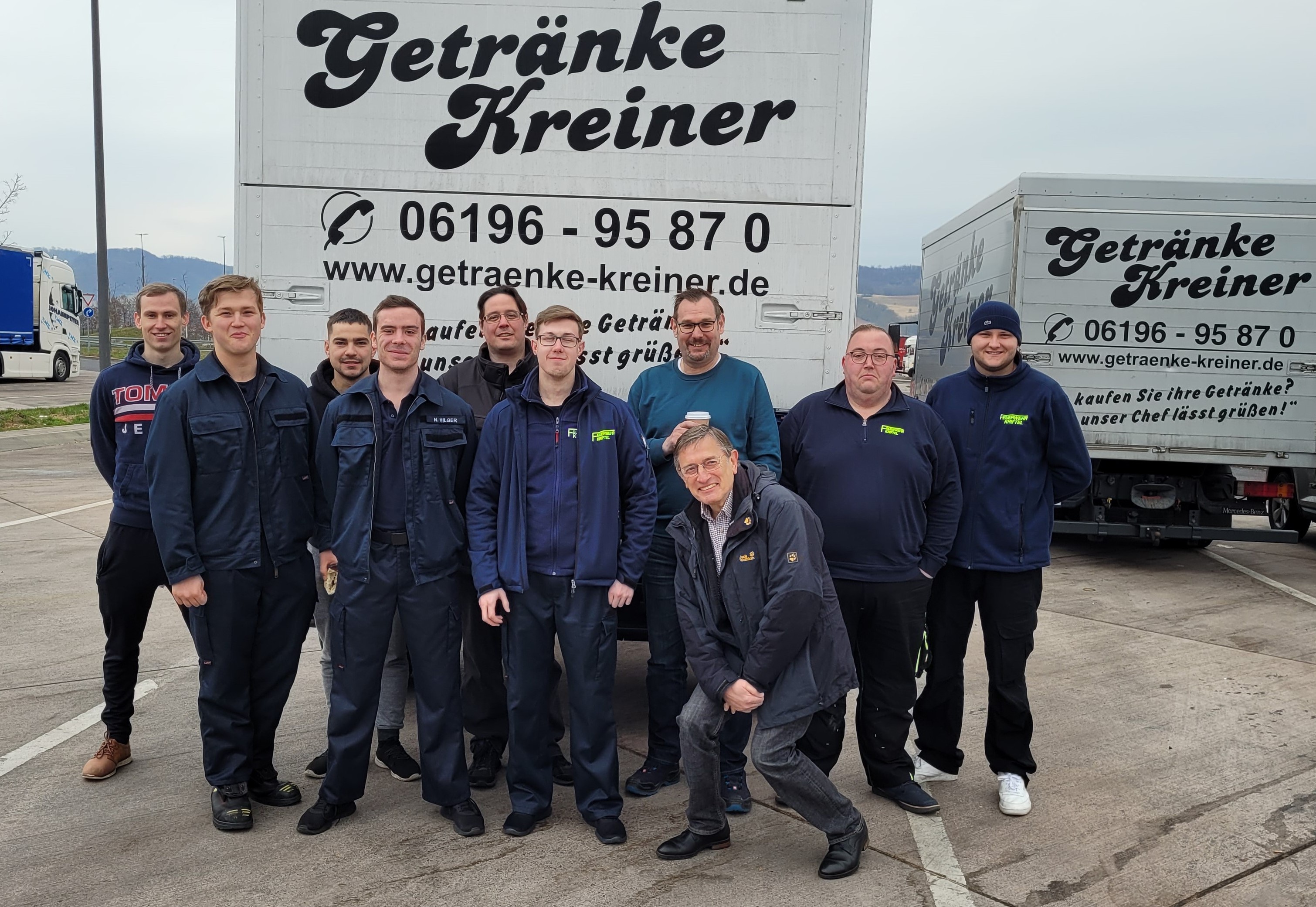 Die Krifteler Helfer vor dem Lkw bei einer Rast in Polen.