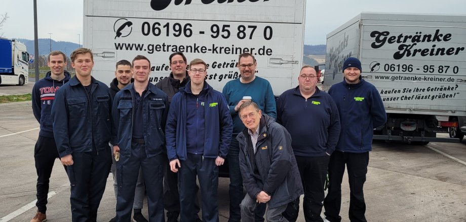 Die Krifteler Helfer vor dem Lkw bei einer Rast in Polen.