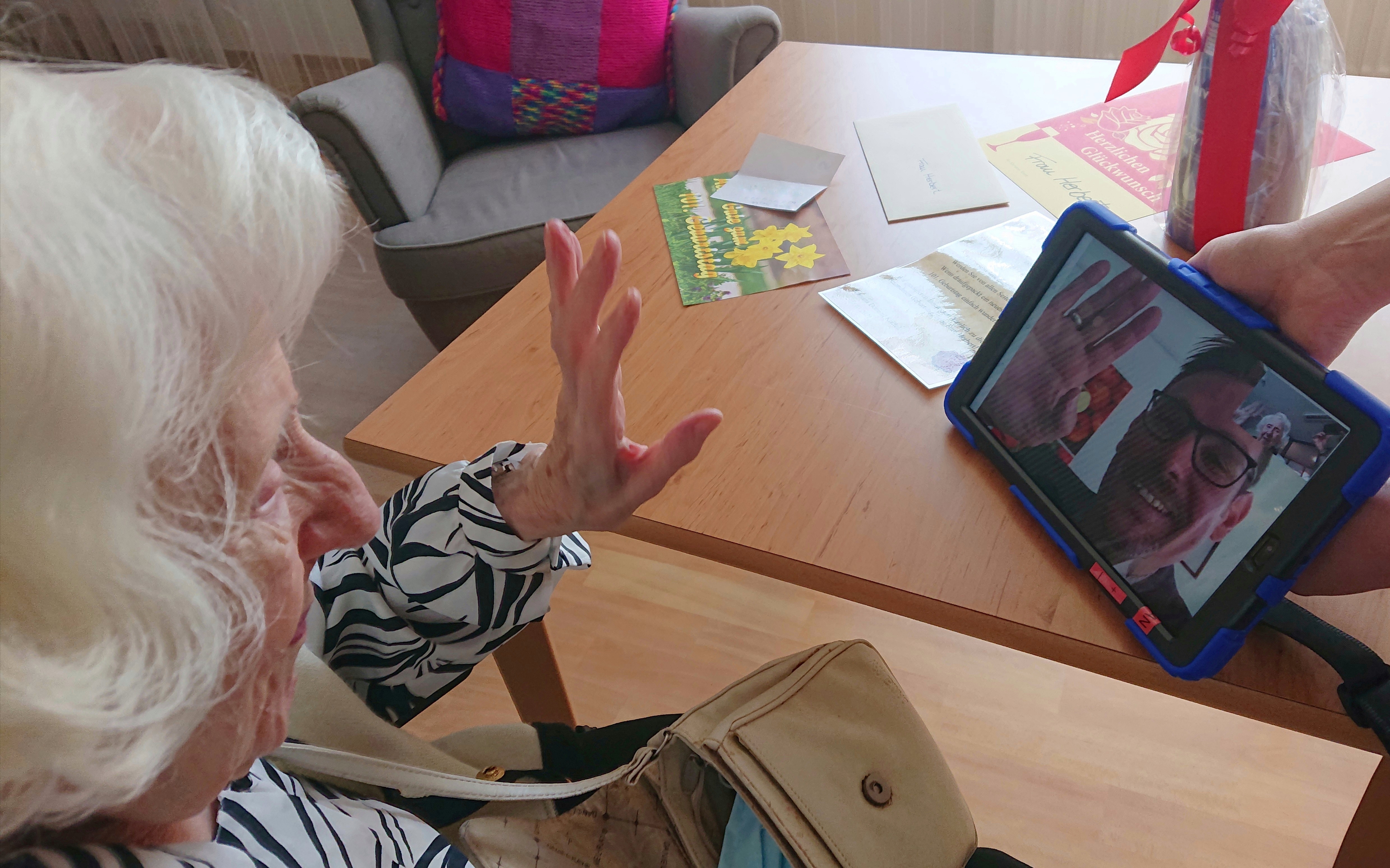 Bürgermeister Seitz winkt der Jubilarin auf dem Tablet.