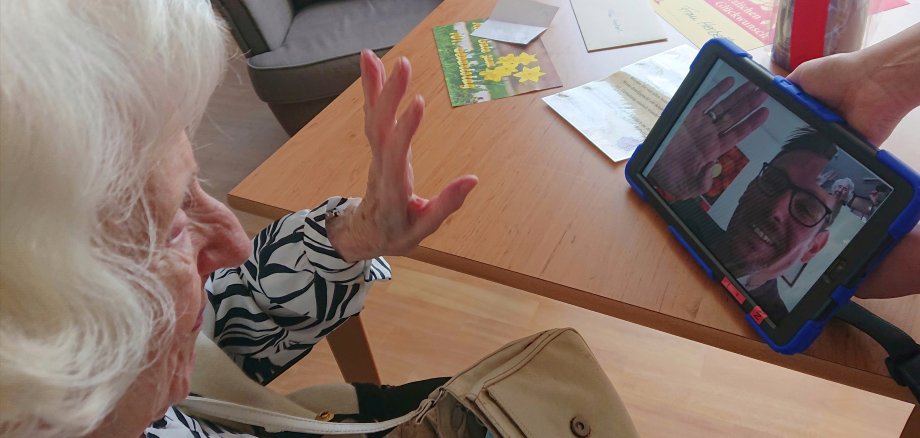 Bürgermeister Seitz winkt der Jubilarin auf dem Tablet.
