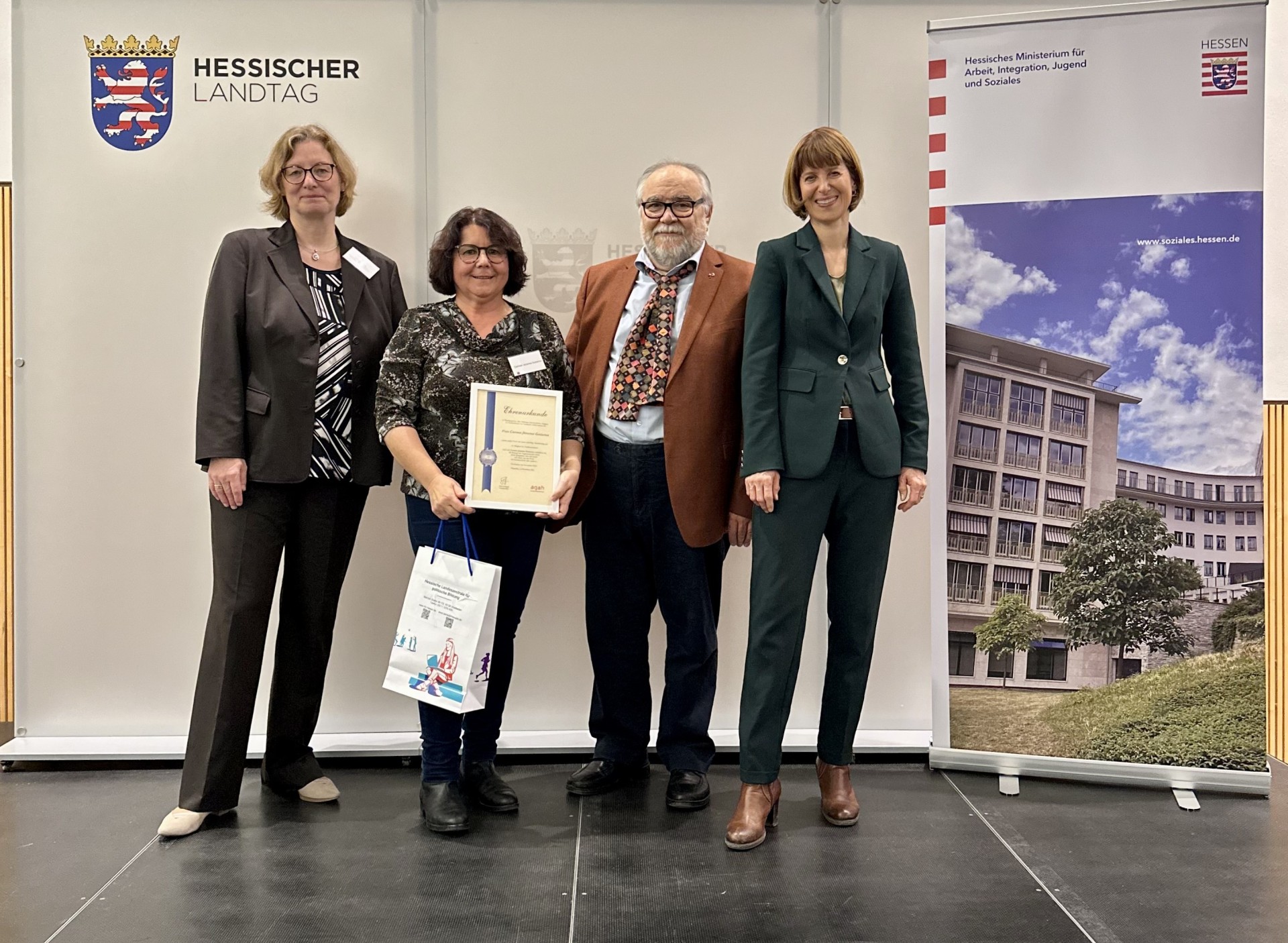 Jimenez mit Urkunde und Ministerin im Landtag.