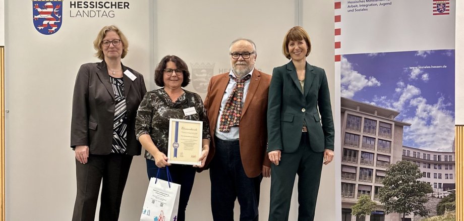 Jimenez mit Urkunde und Ministerin im Landtag.