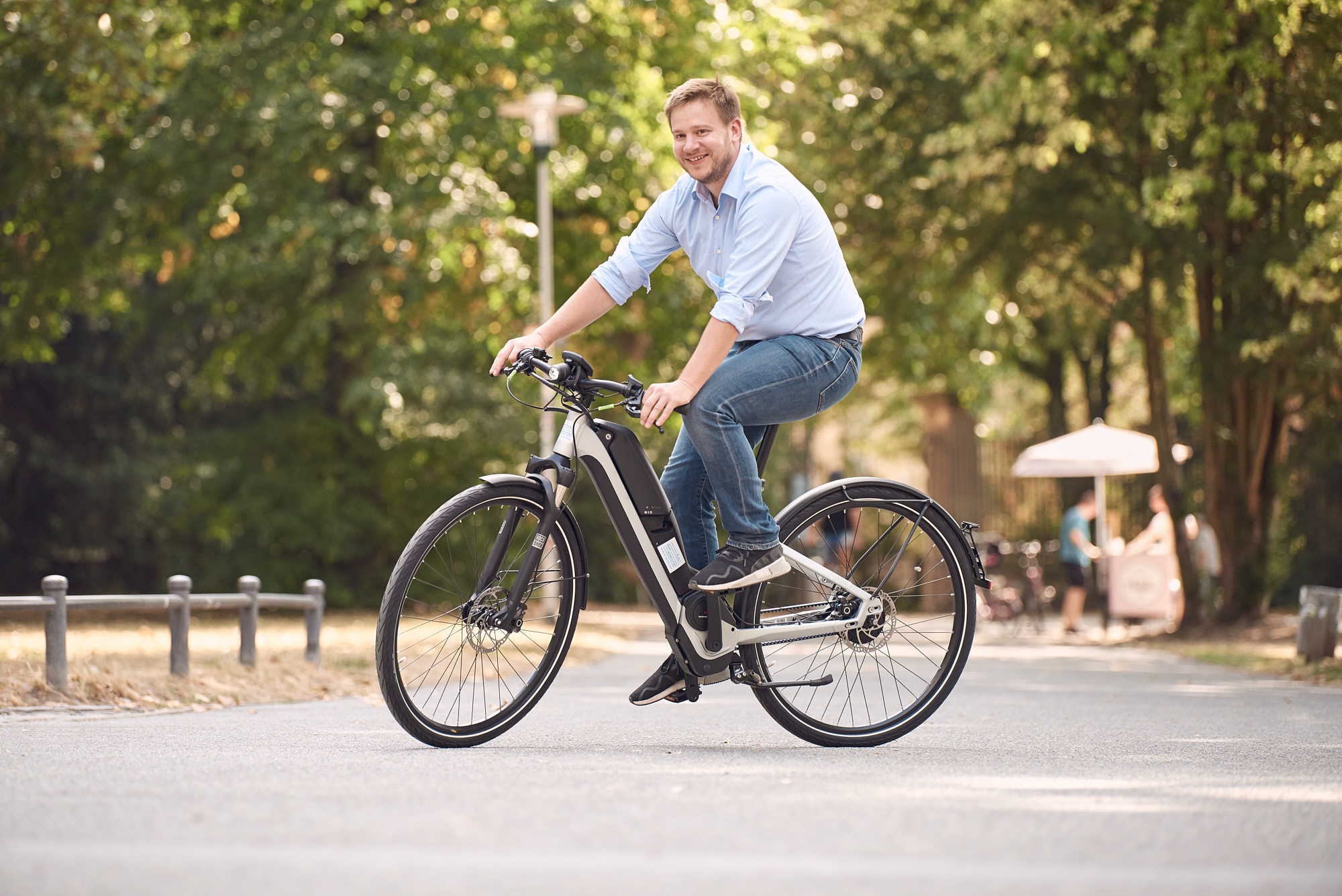 Ein Mann auf einem E-Bike.